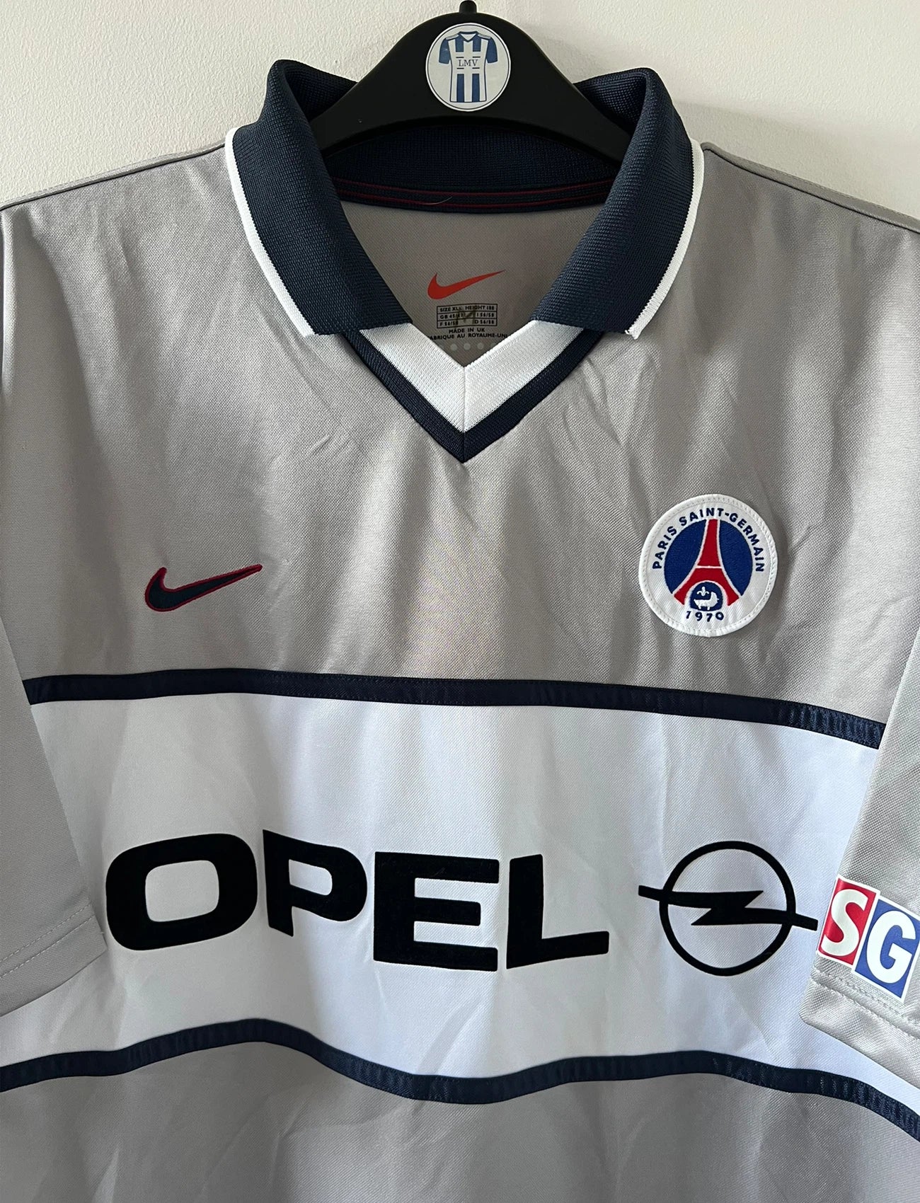 Maillot de foot vintage extérieur gris du PSG de la saison 2000/2001. On peut retrouver l'équipementier Nike et le sponsor Opel. Il s'agit d'un maillot authentique d'époque.