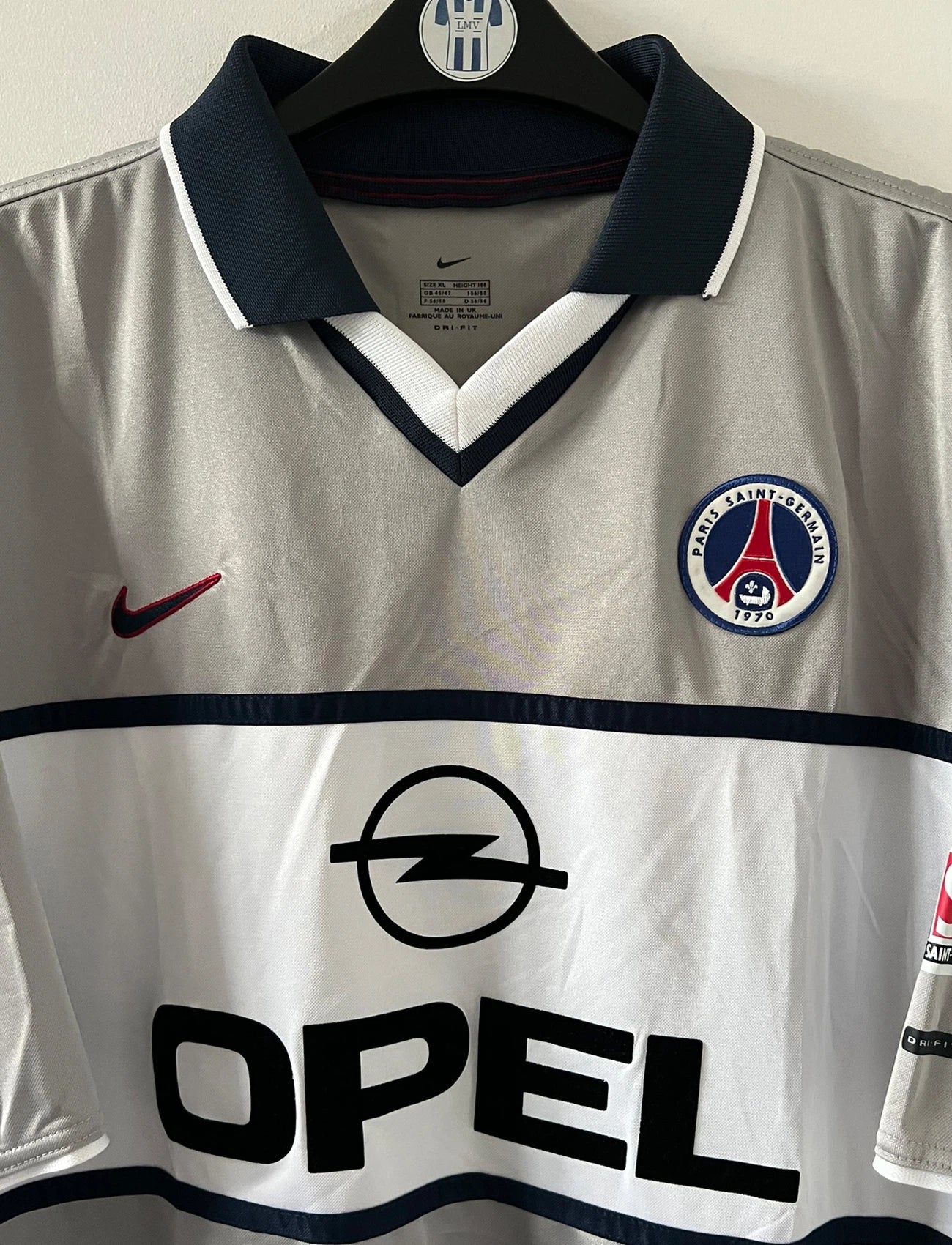 Maillot de foot vintage extérieur gris du PSG de la saison 2000/2001. On peut retrouver l'équipementier Nike et le sponsor Opel. Il s'agit d'un maillot authentique d'époque.