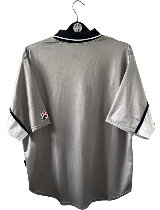 Maillot de foot vintage extérieur gris du PSG 2001/2002. On peut retrouver l'équipementier Nike et le sponsor Opel. Il s'agit d'un maillot authentique d'époque.