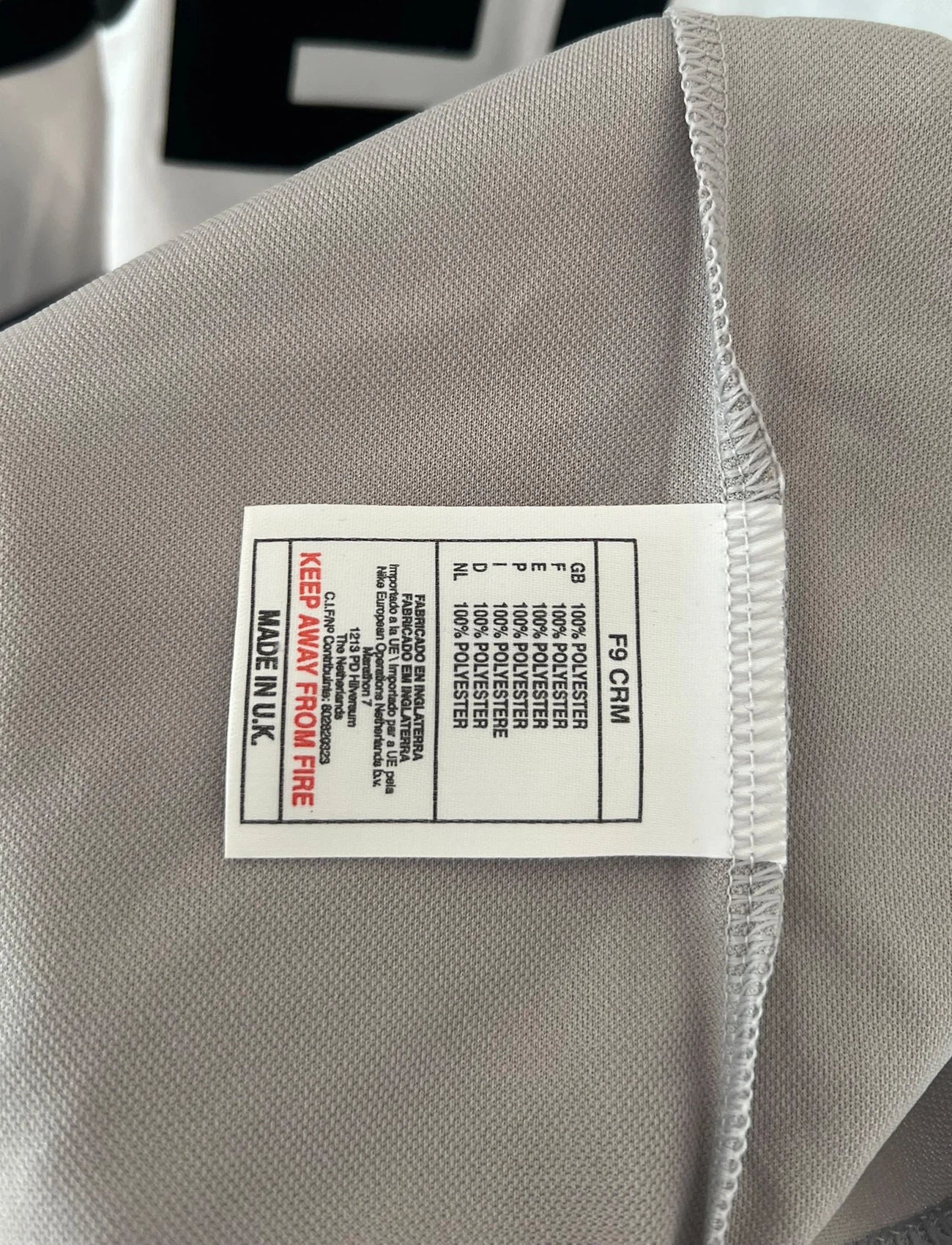 Maillot de foot vintage extérieur gris du PSG de la saison 2000/2001. On peut retrouver l'équipementier Nike et le sponsor Opel. Il s'agit d'un maillot authentique d'époque issu du stock pro du club.