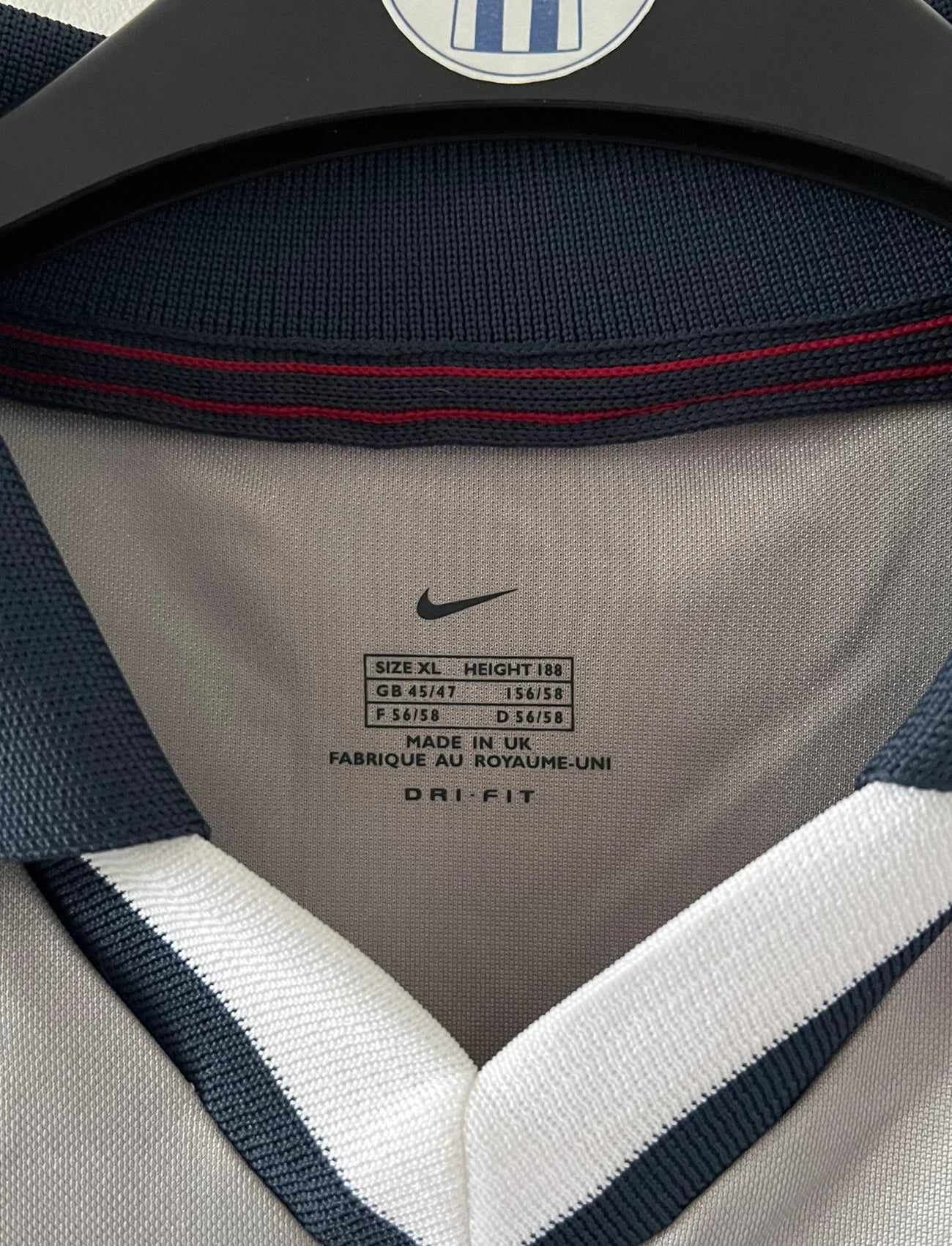 Maillot de foot vintage extérieur gris du PSG de la saison 2000/2001. On peut retrouver l'équipementier Nike et le sponsor Opel. Il s'agit d'un maillot authentique d'époque.