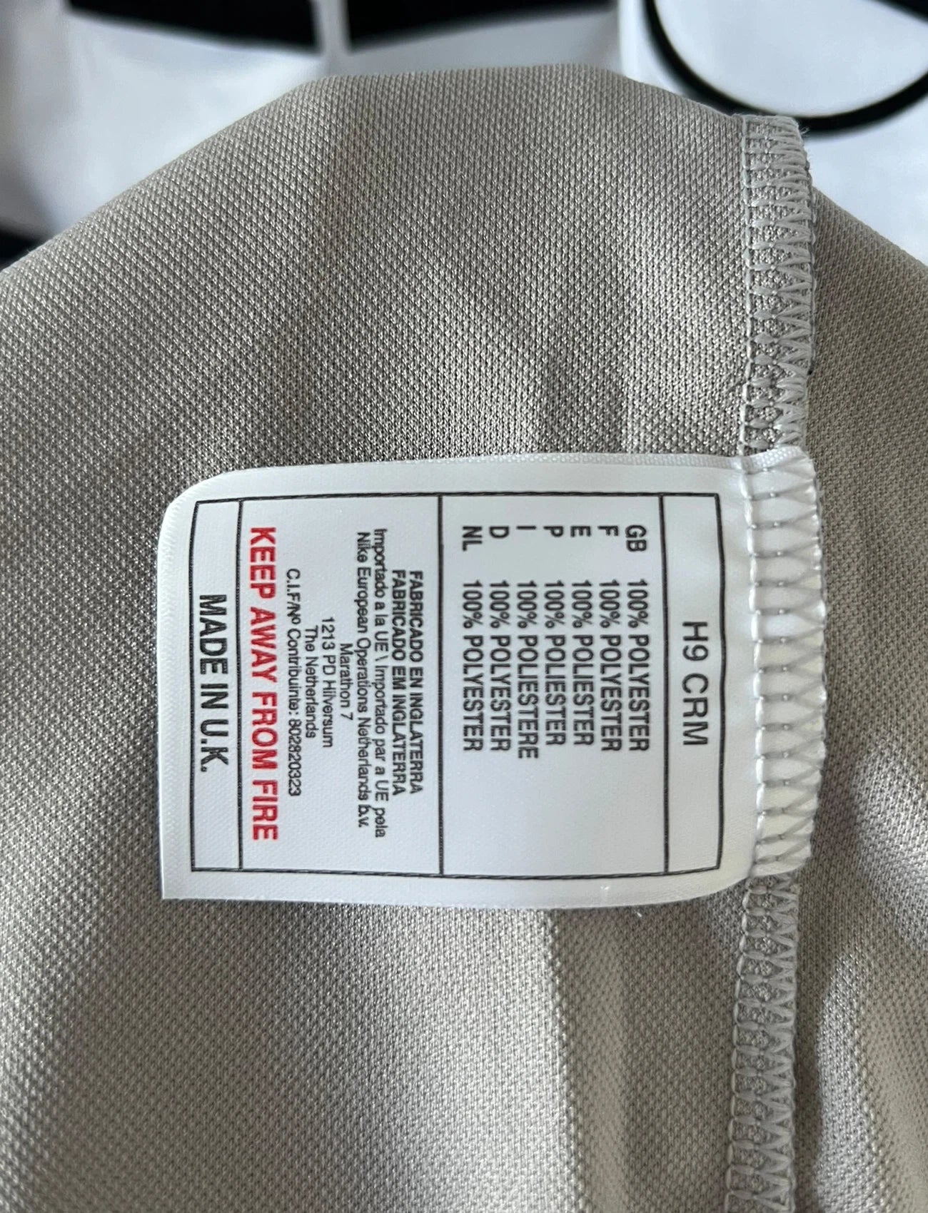 Maillot de foot vintage extérieur gris du PSG de la saison 2000/2001. On peut retrouver l'équipementier Nike et le sponsor Opel. Il s'agit d'un maillot authentique d'époque.