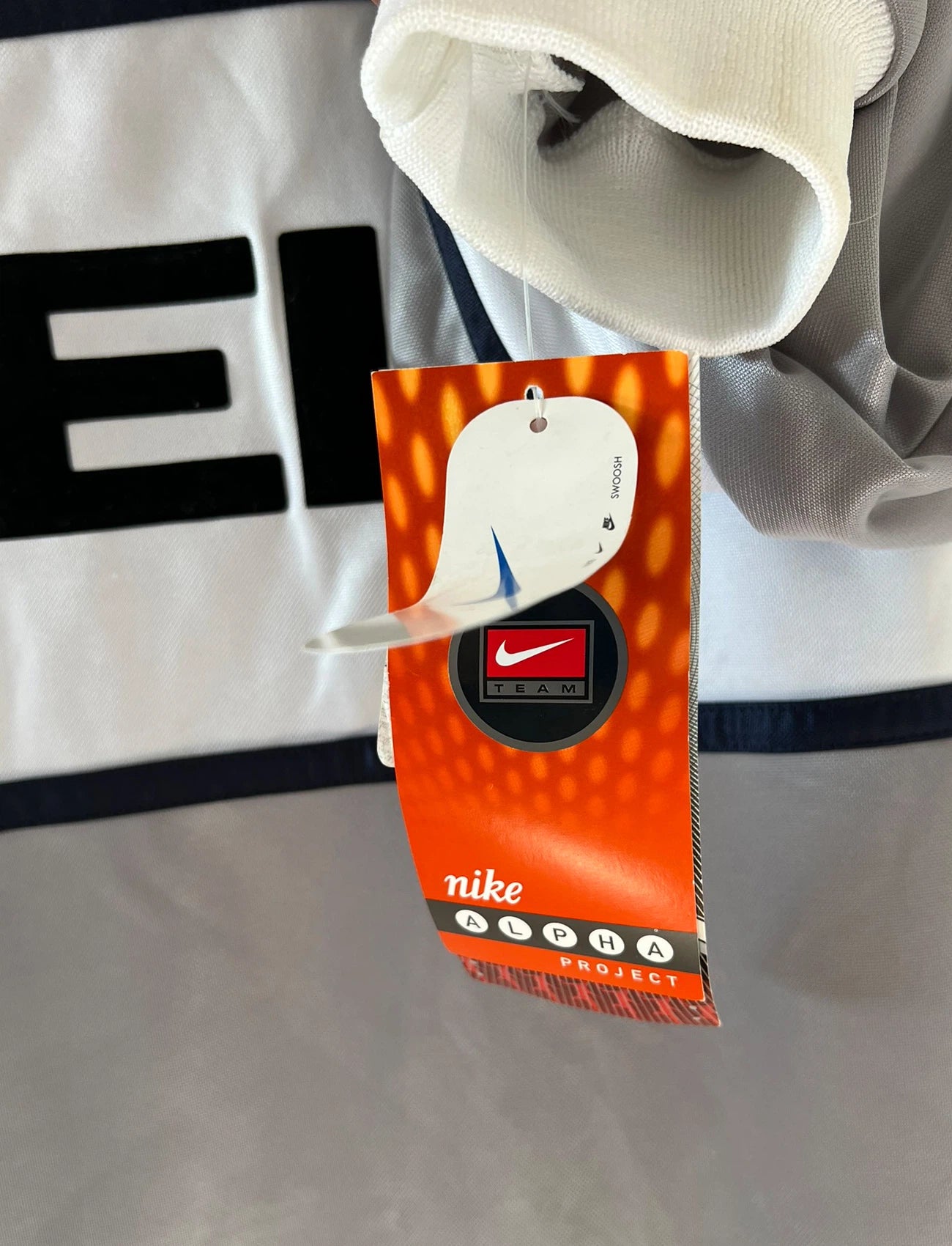 Maillot de foot vintage extérieur gris du PSG de la saison 2000/2001. On peut retrouver l'équipementier Nike et le sponsor Opel. Il s'agit d'un maillot authentique d'époque issu du stock pro du club.