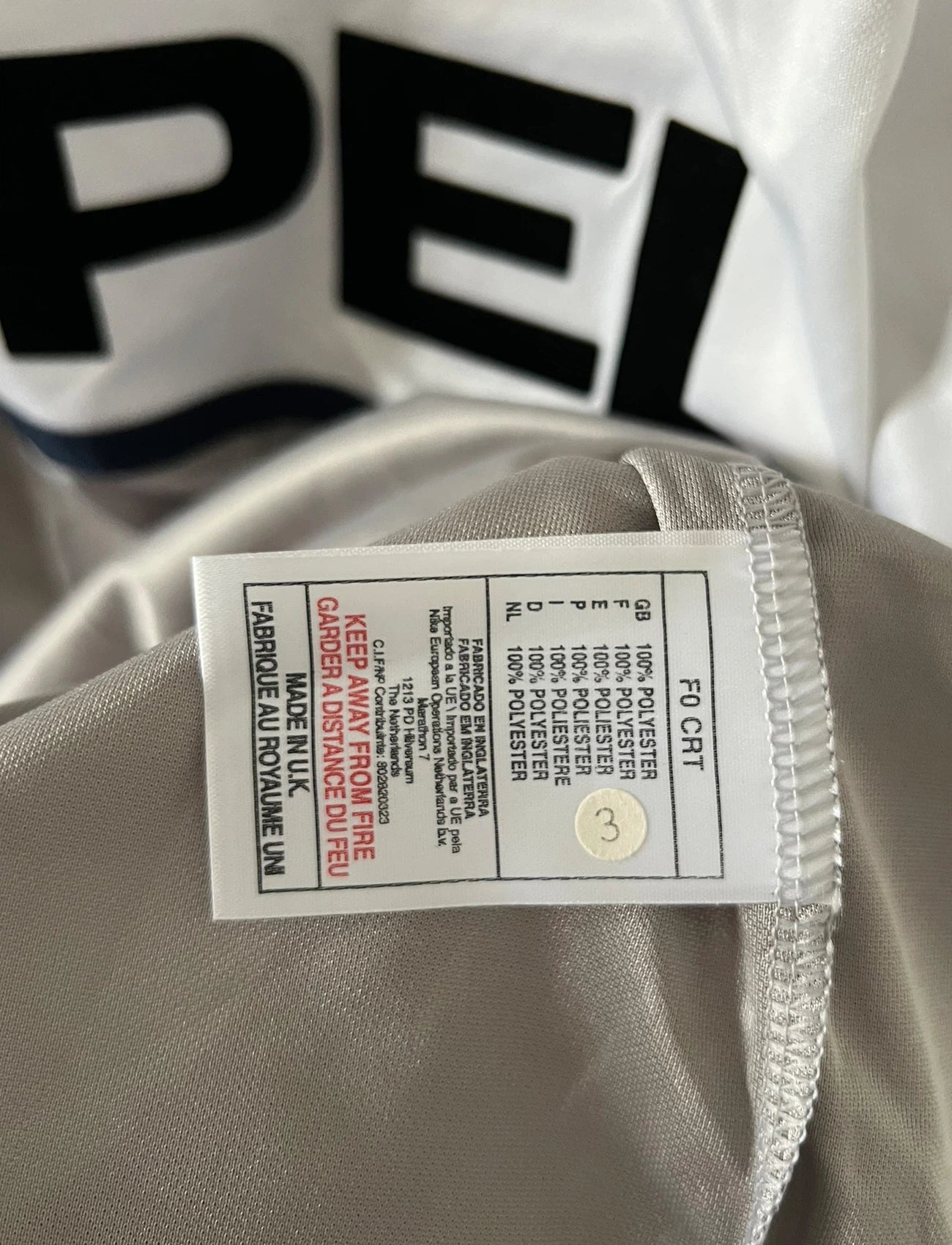 Maillot de foot vintage extérieur gris du PSG de la saison 2000/2001. On peut retrouver l'équipementier Nike et le sponsor Opel. Il s'agit d'un maillot authentique d'époque.