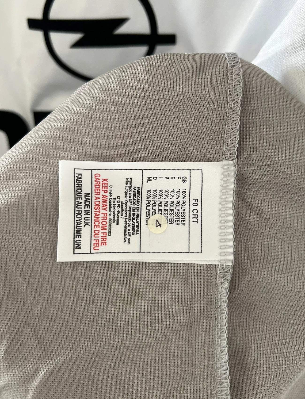 Maillot de foot vintage extérieur gris du PSG de la saison 2000/2001. On peut retrouver l'équipementier Nike et le sponsor Opel. Il s'agit d'un maillot authentique d'époque.