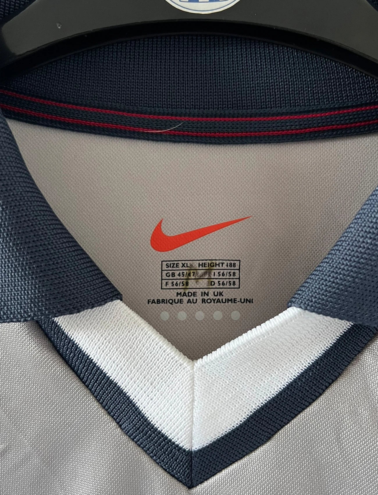 Maillot de foot vintage extérieur gris du PSG de la saison 2000/2001. On peut retrouver l'équipementier Nike et le sponsor Opel. Il s'agit d'un maillot authentique d'époque.