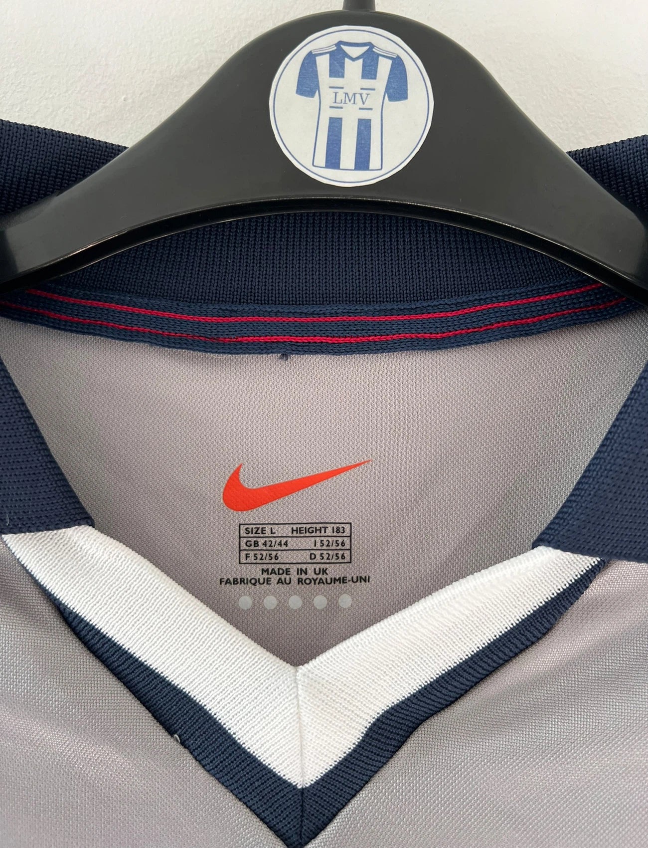 Maillot de foot vintage extérieur gris du PSG de la saison 2000/2001. On peut retrouver l'équipementier Nike et le sponsor Opel. Il s'agit d'un maillot authentique d'époque issu du stock pro du club.