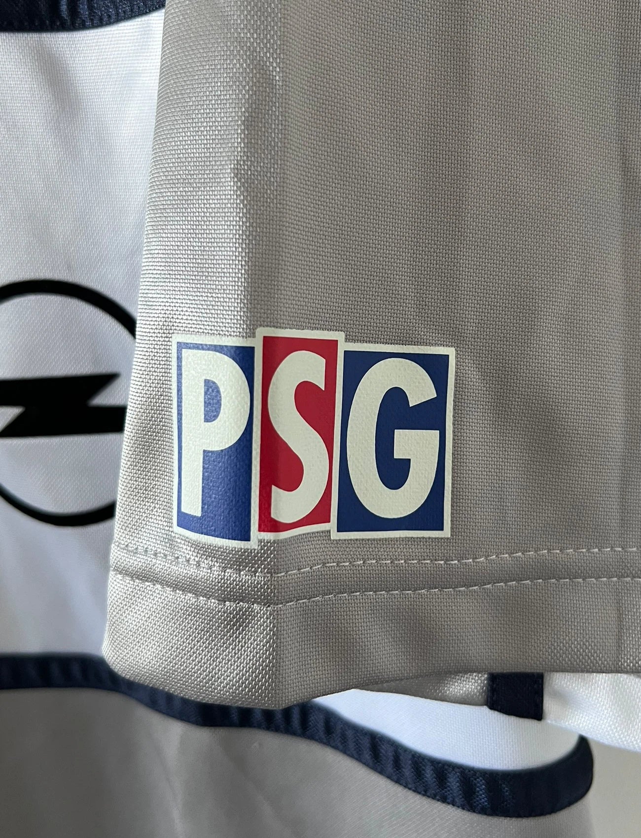 Maillot de foot vintage extérieur gris du PSG de la saison 2000/2001. On peut retrouver l'équipementier Nike et le sponsor Opel. Il s'agit d'un maillot authentique d'époque.