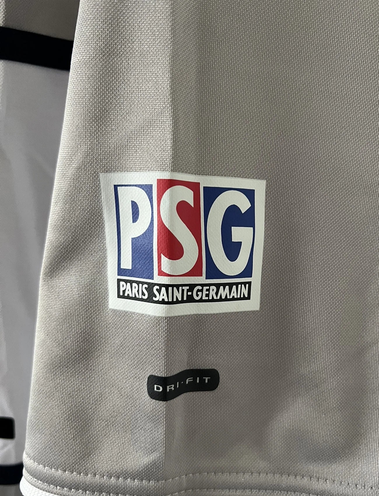 Maillot de foot vintage extérieur gris du PSG de la saison 2000/2001. On peut retrouver l'équipementier Nike et le sponsor Opel. Il s'agit d'un maillot authentique d'époque.