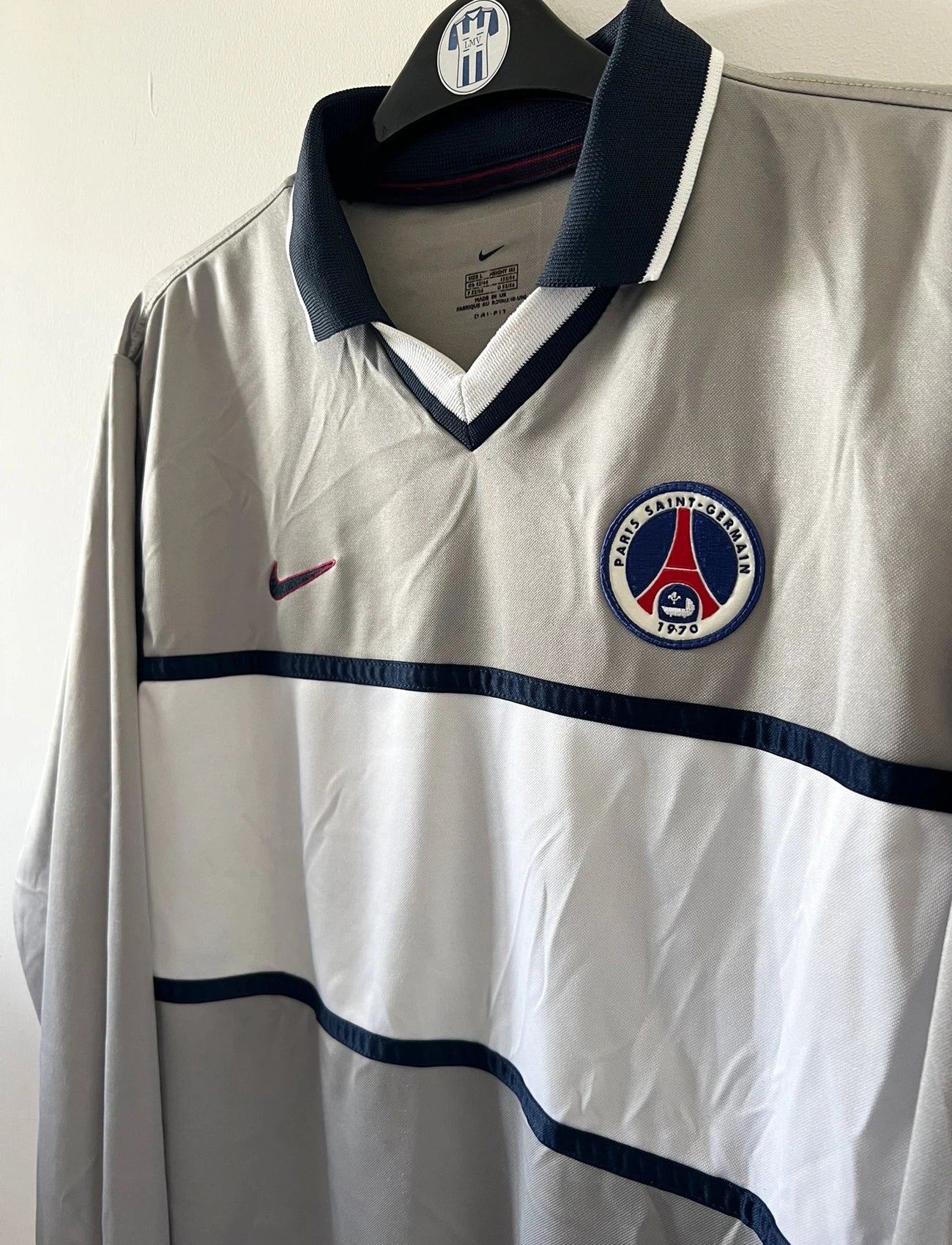 Maillot de foot extérieur du PSG gris de la saison 2000/2001. On peut retrouver l'équipementier Nike. Il s'agit d'un maillot manche longue issu du stock pro du PSG.
