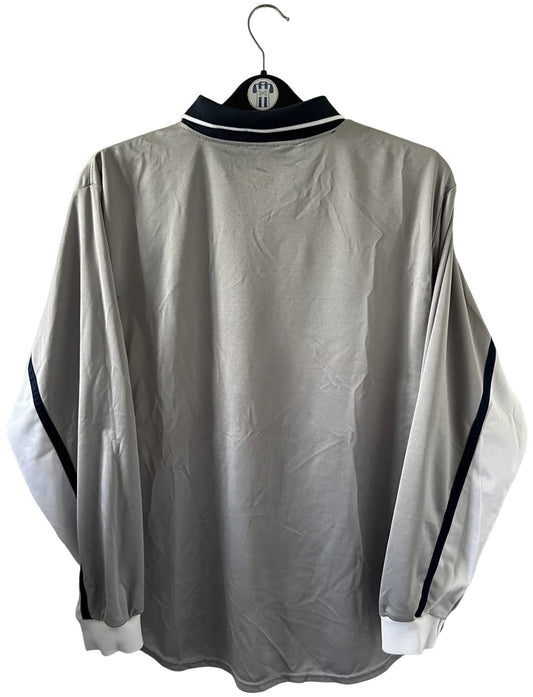 Maillot de foot extérieur du PSG gris de la saison 2000/2001. On peut retrouver l'équipementier Nike. Il s'agit d'un maillot manche longue issu du stock pro du PSG.