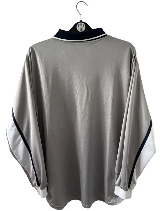 Maillot de foot vintage extérieur gris et blanc du PSG saison 2000/2001. On peut retrouver l'équipementier Nike. Il s'agit d'un maillot authentique d'époque issu du stock pro.