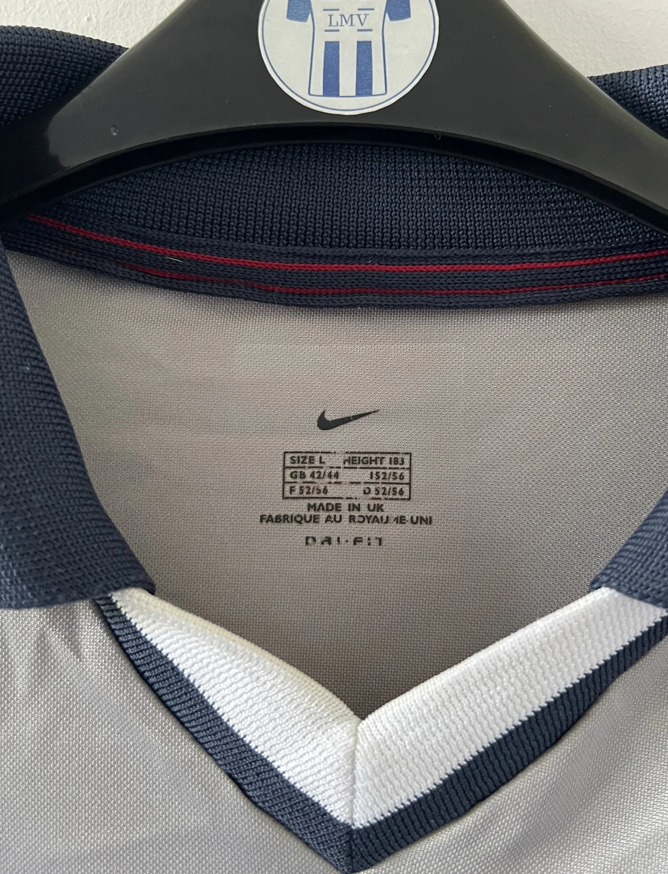 Maillot de foot extérieur du PSG gris de la saison 2000/2001. On peut retrouver l'équipementier Nike. Il s'agit d'un maillot manche longue issu du stock pro du PSG.
