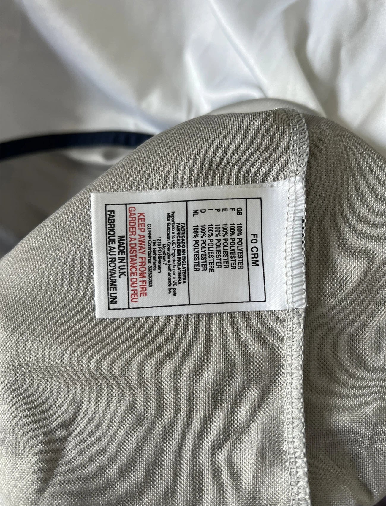 Maillot de foot extérieur du PSG gris de la saison 2000/2001. On peut retrouver l'équipementier Nike. Il s'agit d'un maillot manche longue issu du stock pro du PSG.