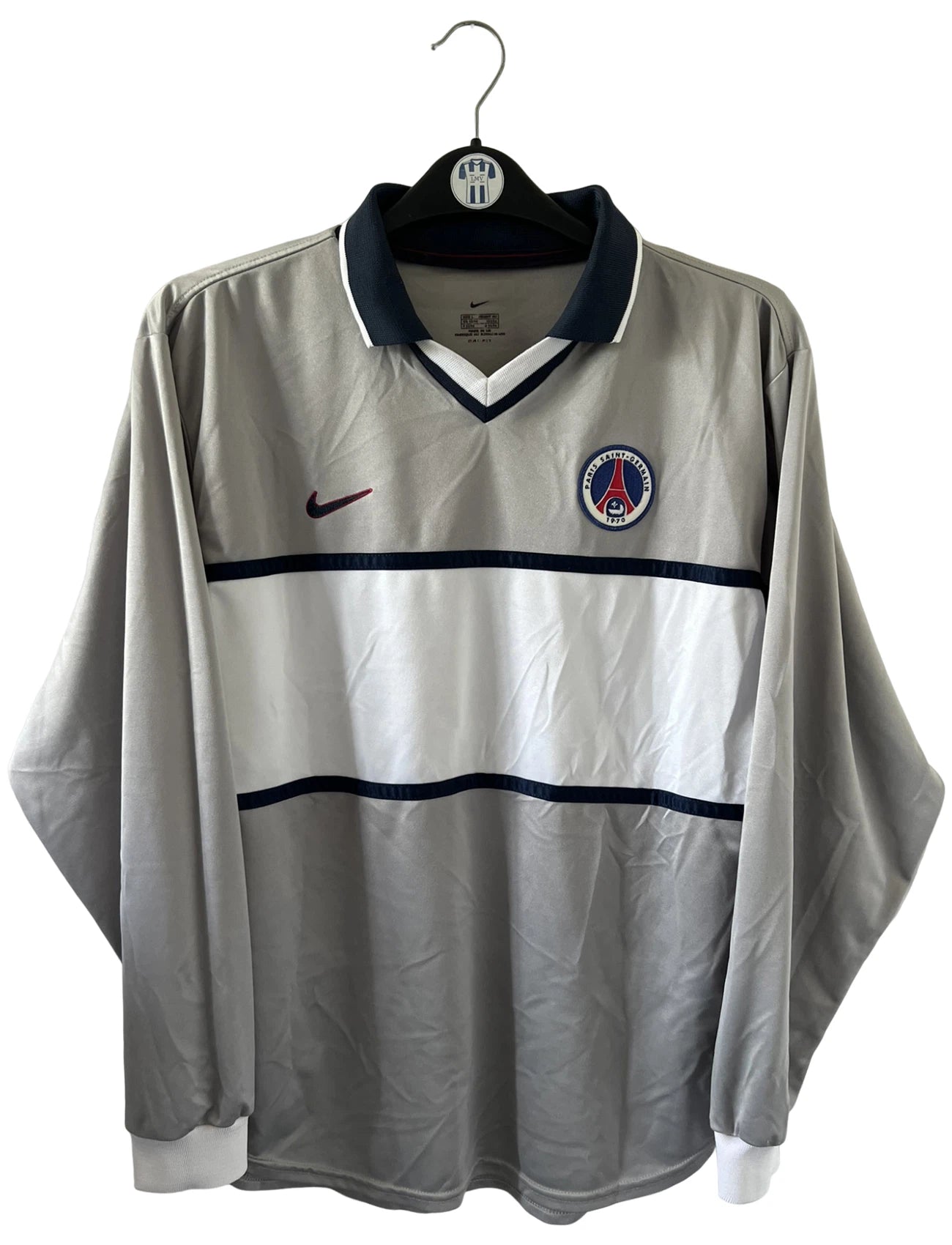 Maillot de foot extérieur du PSG gris de la saison 2000/2001. On peut retrouver l'équipementier Nike. Il s'agit d'un maillot manche longue issu du stock pro du PSG.