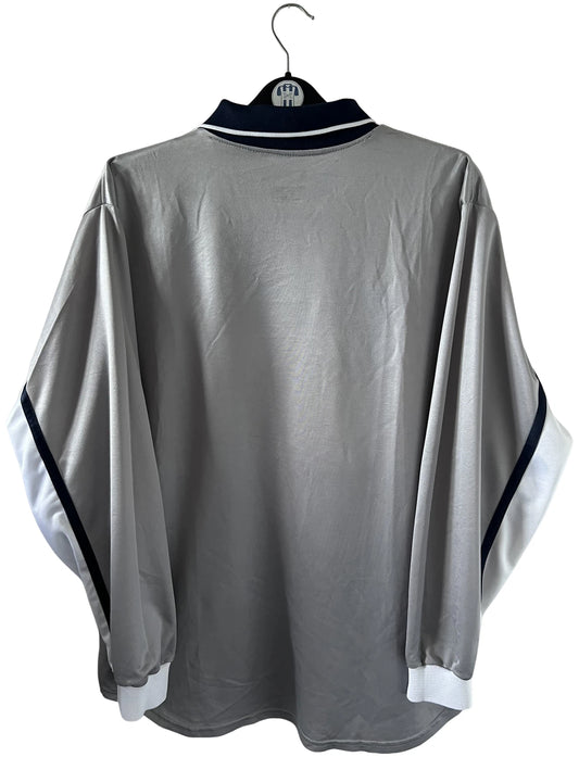 Maillot de foot vintage domicile gris du PSG de la saison 2000/2001. On peut retrouver l'équipementier Nike et le sponsor Opel. Il s'agit d'un maillot authentique d'époque, issu du stock pro du PSG.