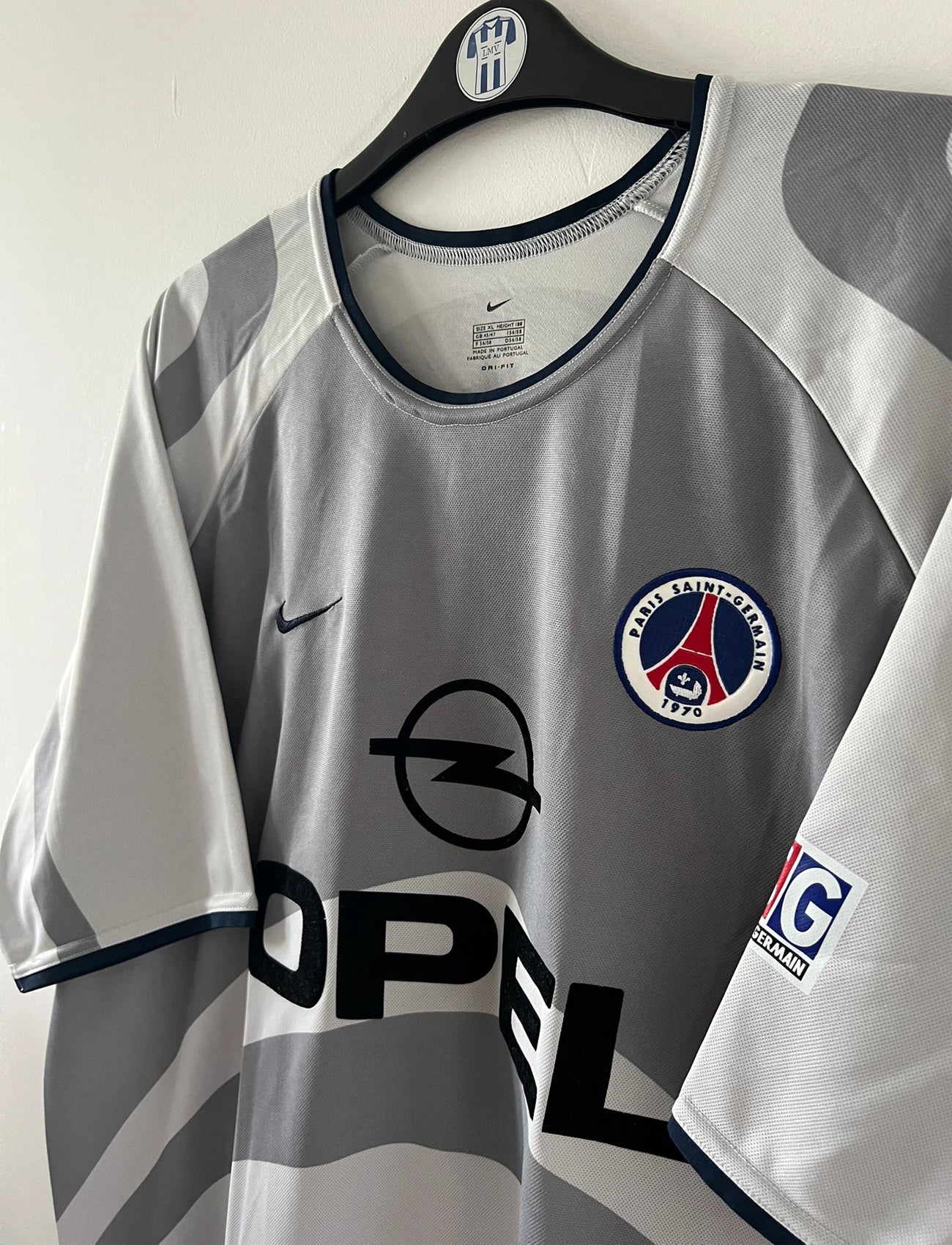 Maillot de foot vintage extérieur gris du PSG de la saison 2001/2002. On peut retrouver l'équipementier Nike et le sponsor Opel. Il s'agit d'un maillot authentique d'époque.