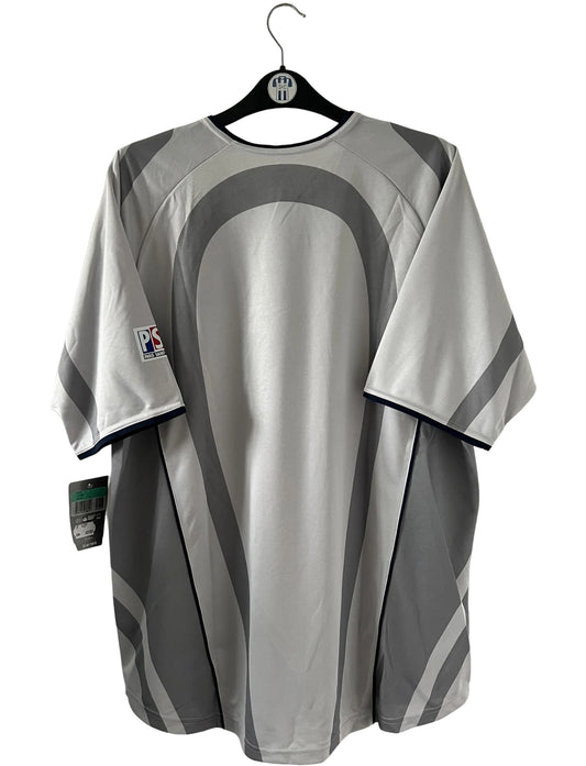 Maillot de foot vintage extérieur gris du PSG de la saison 2001/2002. On peut retrouver l'équipementier Nike et le sponsor Opel. Il s'agit d'un maillot authentique d'époque.