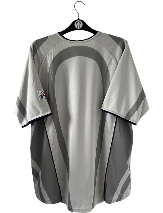 Maillot de foot vintage extérieur gris du PSG de la saison 2001/2002. On peut retrouver l'équipementier Nike et le sponsor Opel. Il s'agit d'un maillot authentique d'époque.
