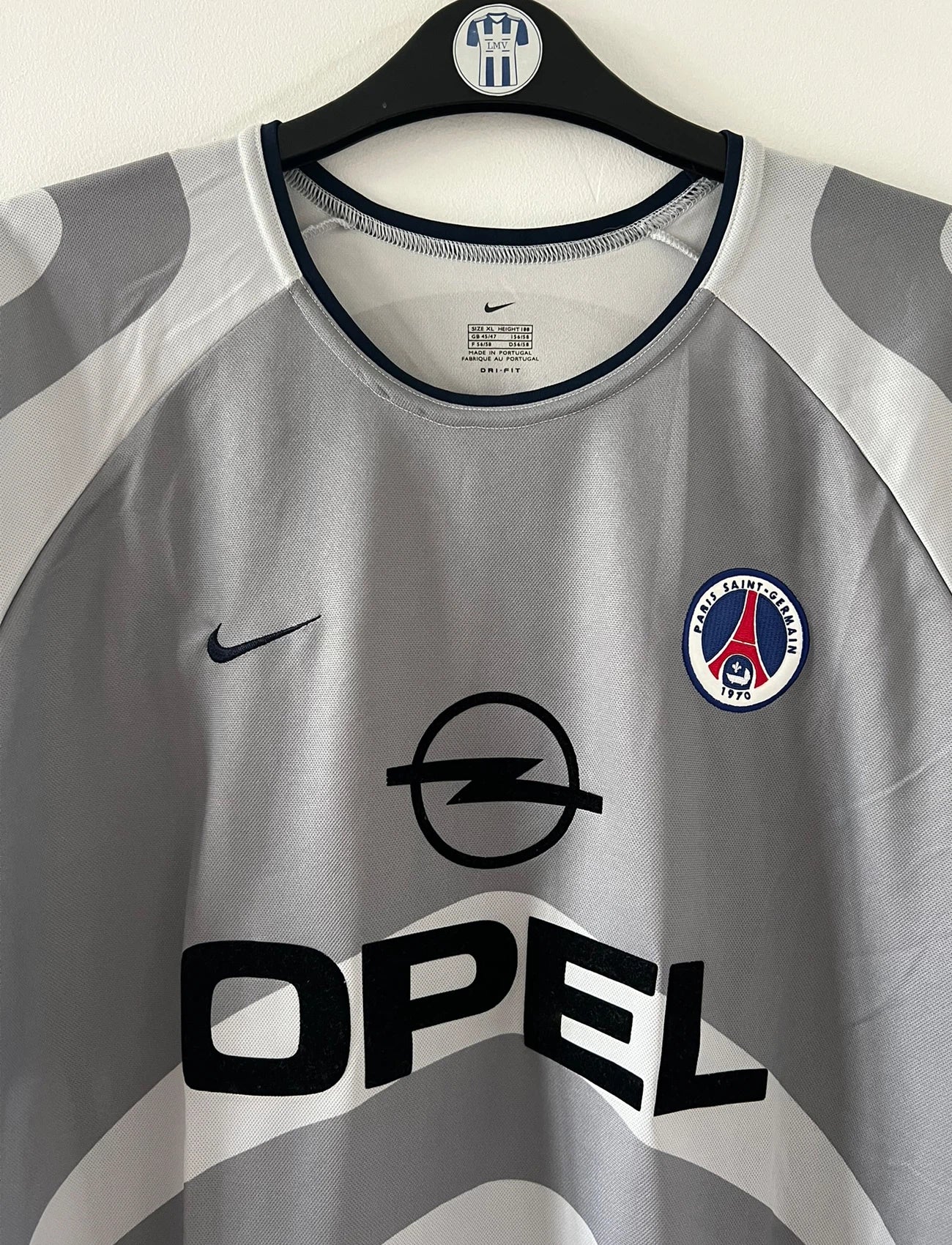 Maillot de foot vintage extérieur gris du PSG de la saison 2001/2002. On peut retrouver l'équipementier Nike et le sponsor Opel. Il s'agit d'un maillot authentique d'époque.