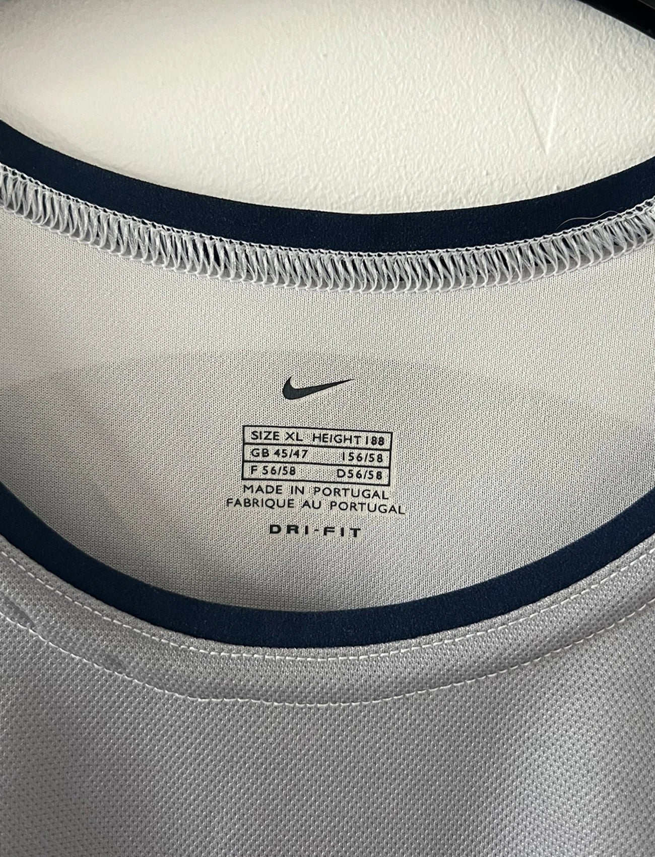 Maillot de foot vintage extérieur gris du PSG de la saison 2001/2002. On peut retrouver l'équipementier Nike et le sponsor Opel. Il s'agit d'un maillot authentique d'époque.