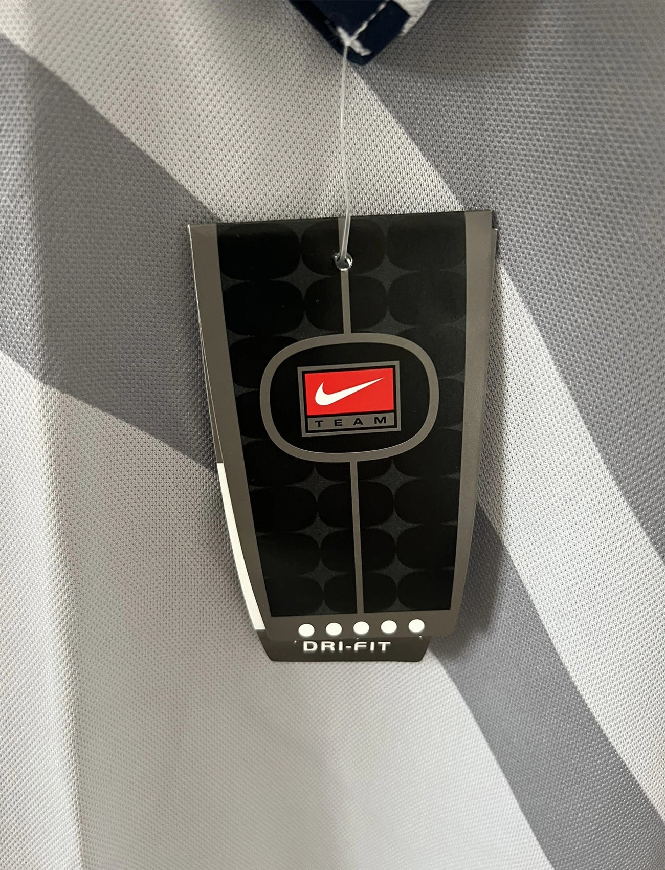 Maillot de foot vintage extérieur gris du PSG de la saison 2001/2002. On peut retrouver l'équipementier Nike et le sponsor Opel. Il s'agit d'un maillot authentique d'époque.