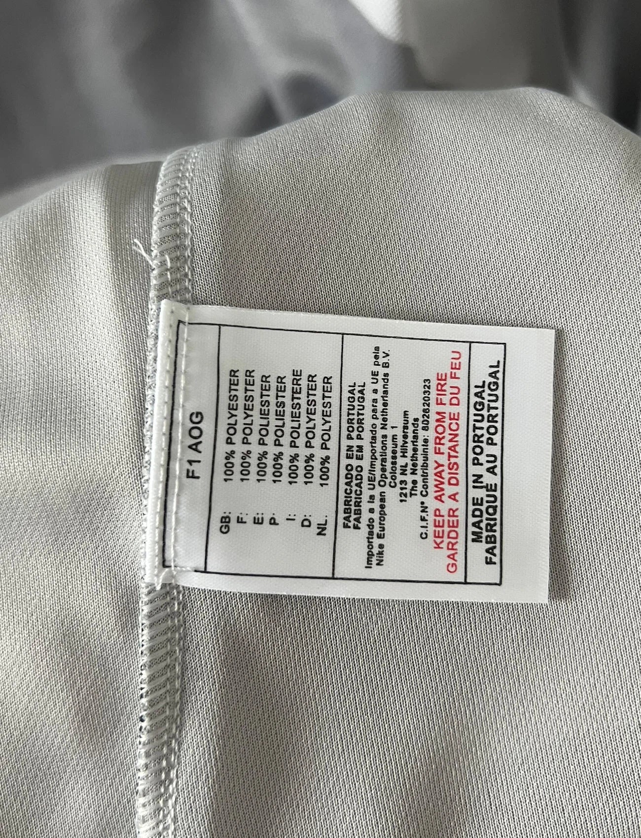 Maillot de foot vintage extérieur gris du PSG de la saison 2001/2002. On peut retrouver l'équipementier Nike et le sponsor Opel. Il s'agit d'un maillot authentique d'époque.