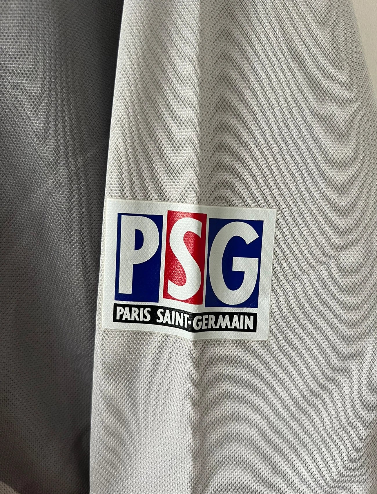 Maillot de foot vintage extérieur gris du PSG de la saison 2001/2002. On peut retrouver l'équipementier Nike et le sponsor Opel. Il s'agit d'un maillot authentique d'époque.