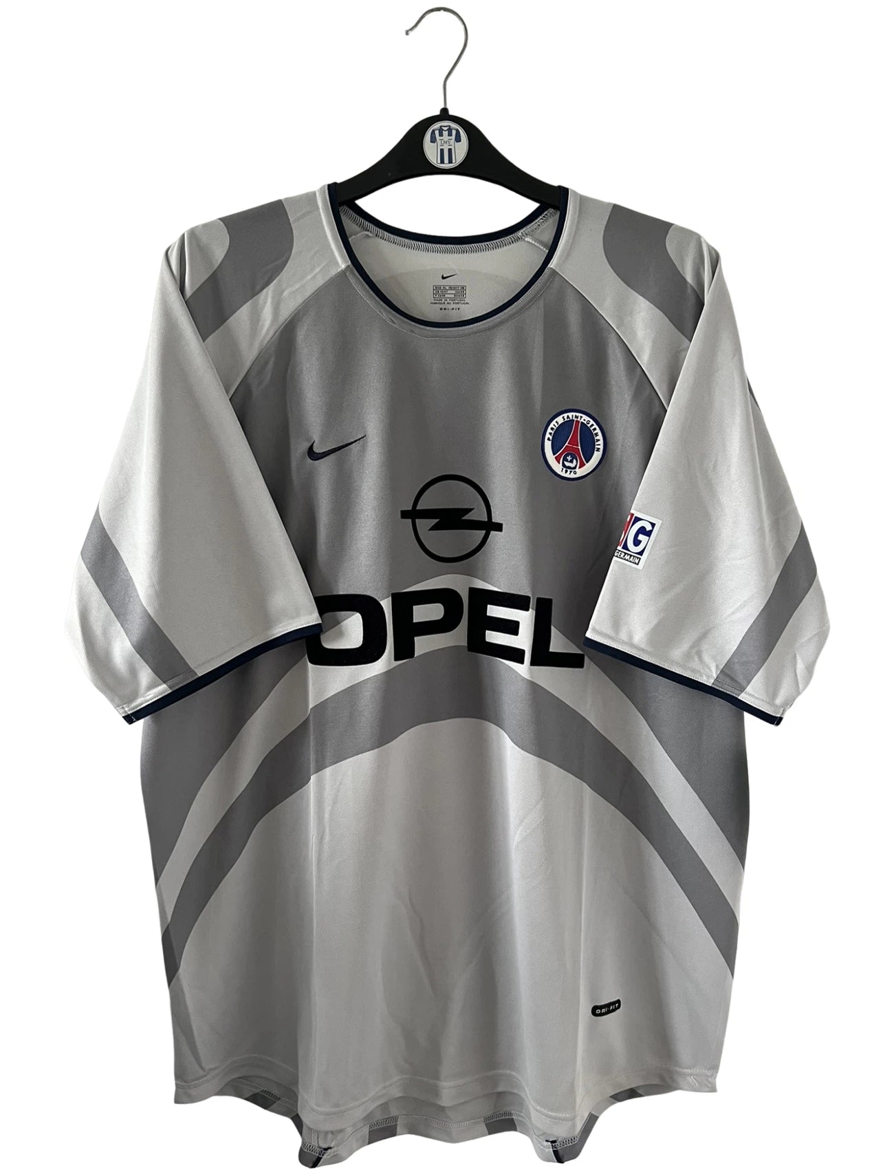 Maillot de foot vintage extérieur gris du PSG de la saison 2001/2002. On peut retrouver l'équipementier Nike et le sponsor Opel. Il s'agit d'un maillot authentique d'époque.