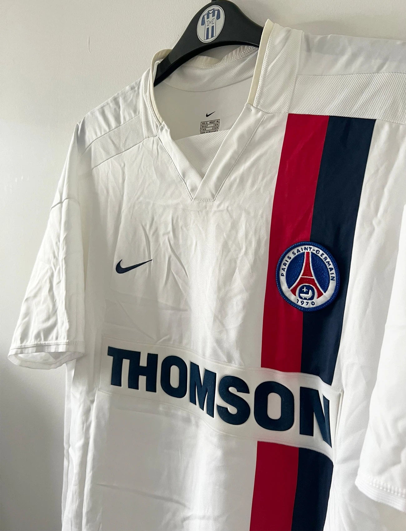 Maillot de foot vintage extérieur blanc du PSG de la saison 2002/2003. On peut retrouver l'équipementier Nike et le sponsor Thomson. Il s'agit d'un maillot authentique d'époque.