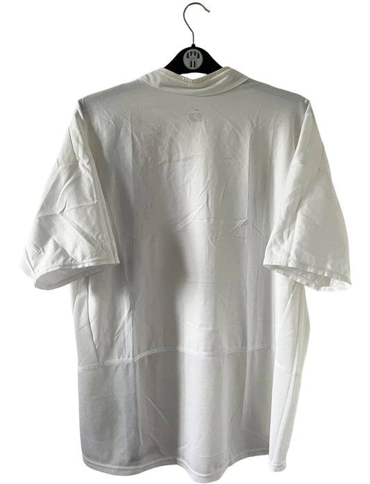 Maillot de foot vintage extérieur blanc du PSG de la saison 2002/2003. On peut retrouver l'équipementier Nike et le sponsor Thomson. Il s'agit d'un maillot authentique d'époque.