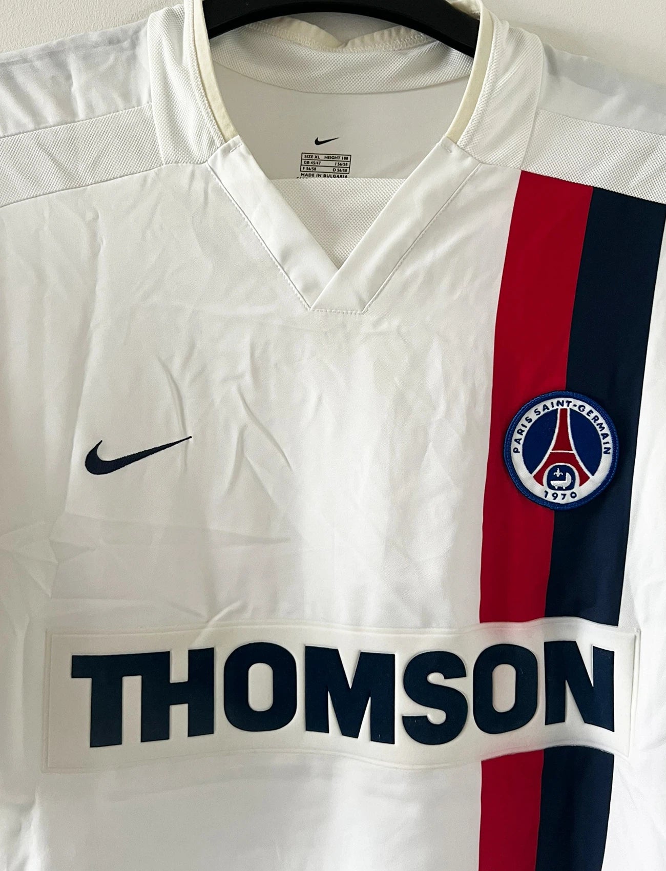Maillot de foot vintage extérieur blanc du PSG de la saison 2002/2003. On peut retrouver l'équipementier Nike et le sponsor Thomson. Il s'agit d'un maillot authentique d'époque.