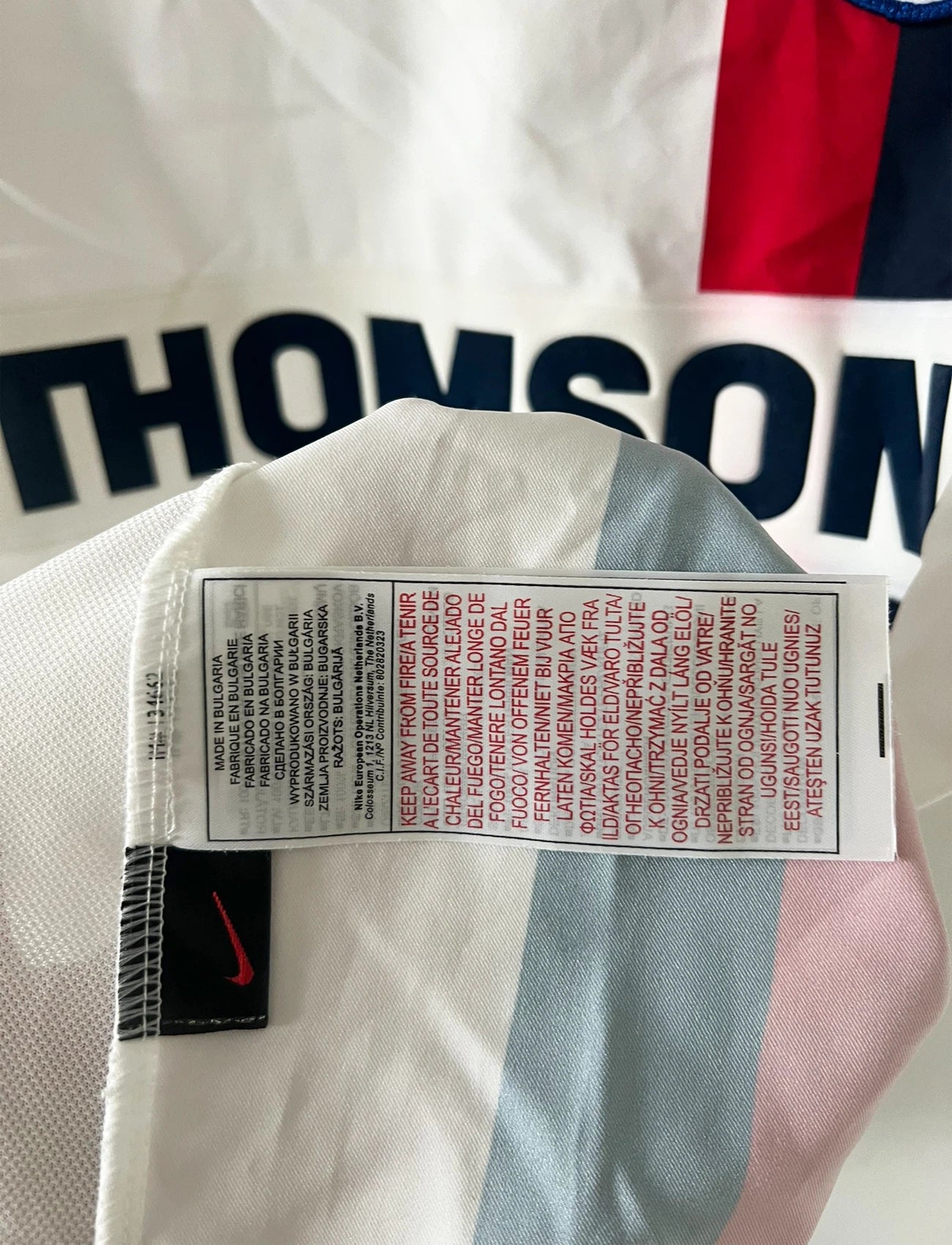 Maillot de foot vintage extérieur blanc du PSG de la saison 2002/2003. On peut retrouver l'équipementier Nike et le sponsor Thomson. Il s'agit d'un maillot authentique d'époque.