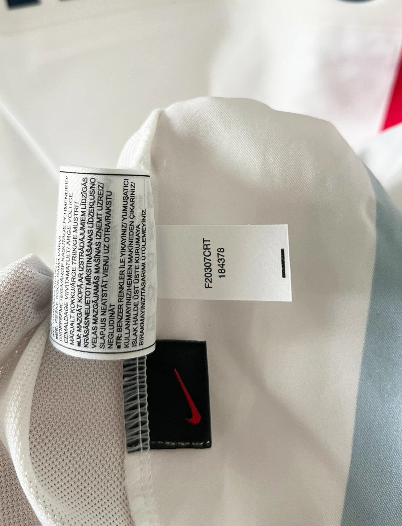 Maillot de foot vintage extérieur blanc du PSG de la saison 2002/2003. On peut retrouver l'équipementier Nike et le sponsor Thomson. Il s'agit d'un maillot authentique d'époque.