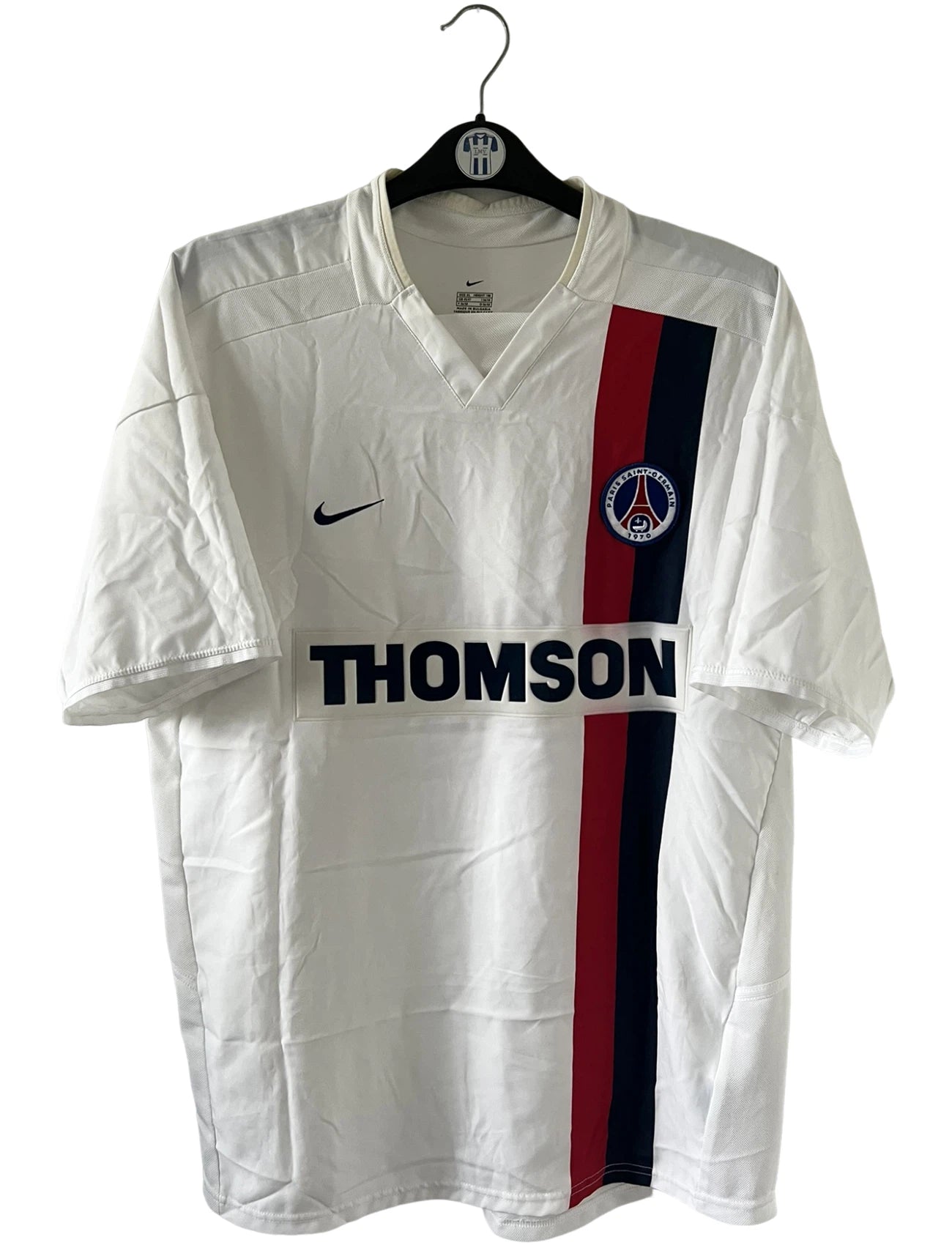 Maillot de foot vintage extérieur blanc du PSG de la saison 2002/2003. On peut retrouver l'équipementier Nike et le sponsor Thomson. Il s'agit d'un maillot authentique d'époque.