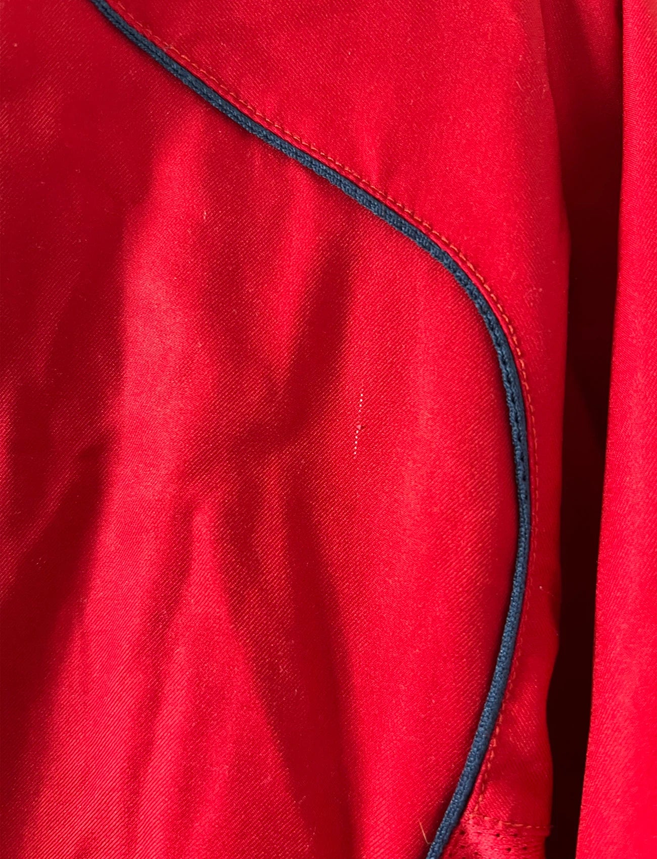 Maillot de foot vintage extérieur rouge du PSG de la saison 2004/2005. On peut retrouver l'équipementier Nike et le sponsor Thompson. Il s'agit d'un maillot authentique d'époque.