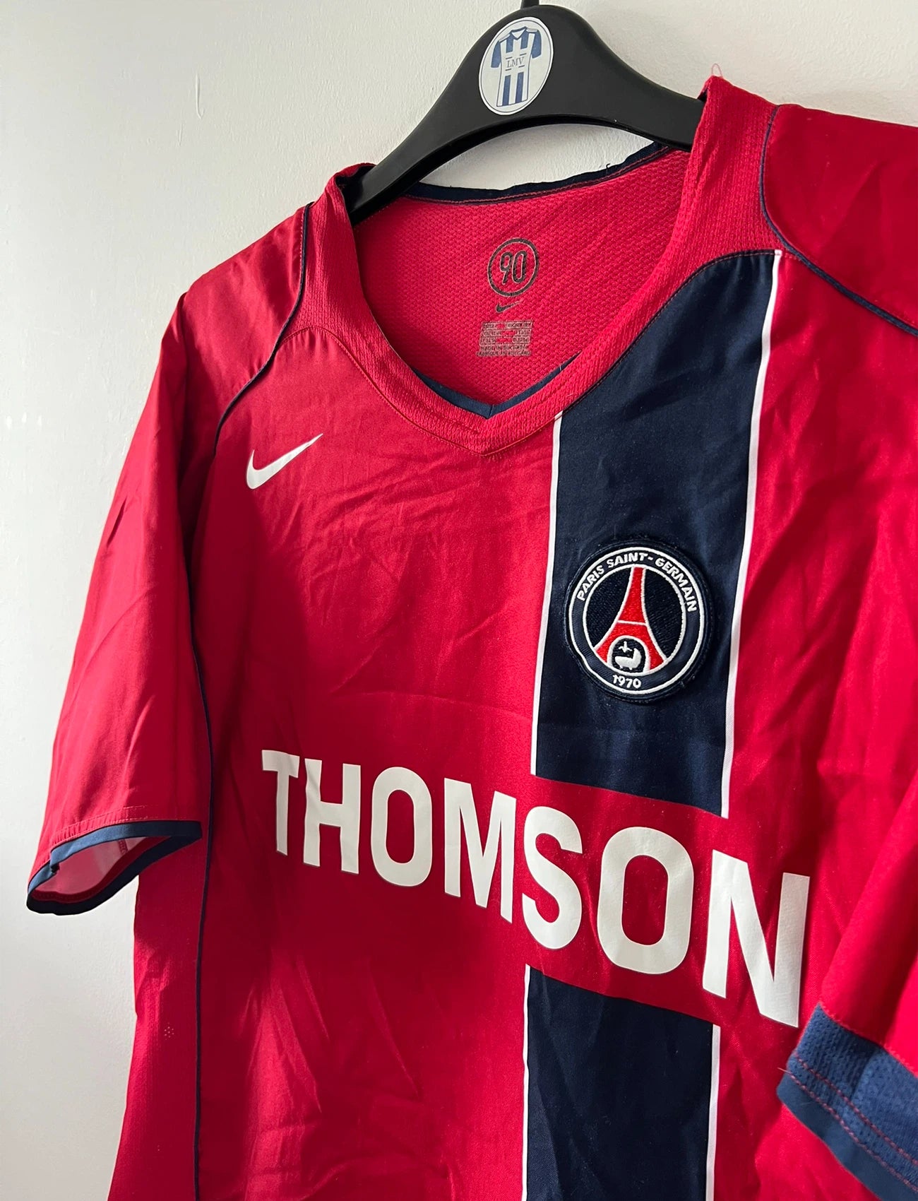 Maillot de foot vintage extérieur rouge du PSG de la saison 2004/2005. On peut retrouver l'équipementier Nike et le sponsor Thompson. Il s'agit d'un maillot authentique d'époque.