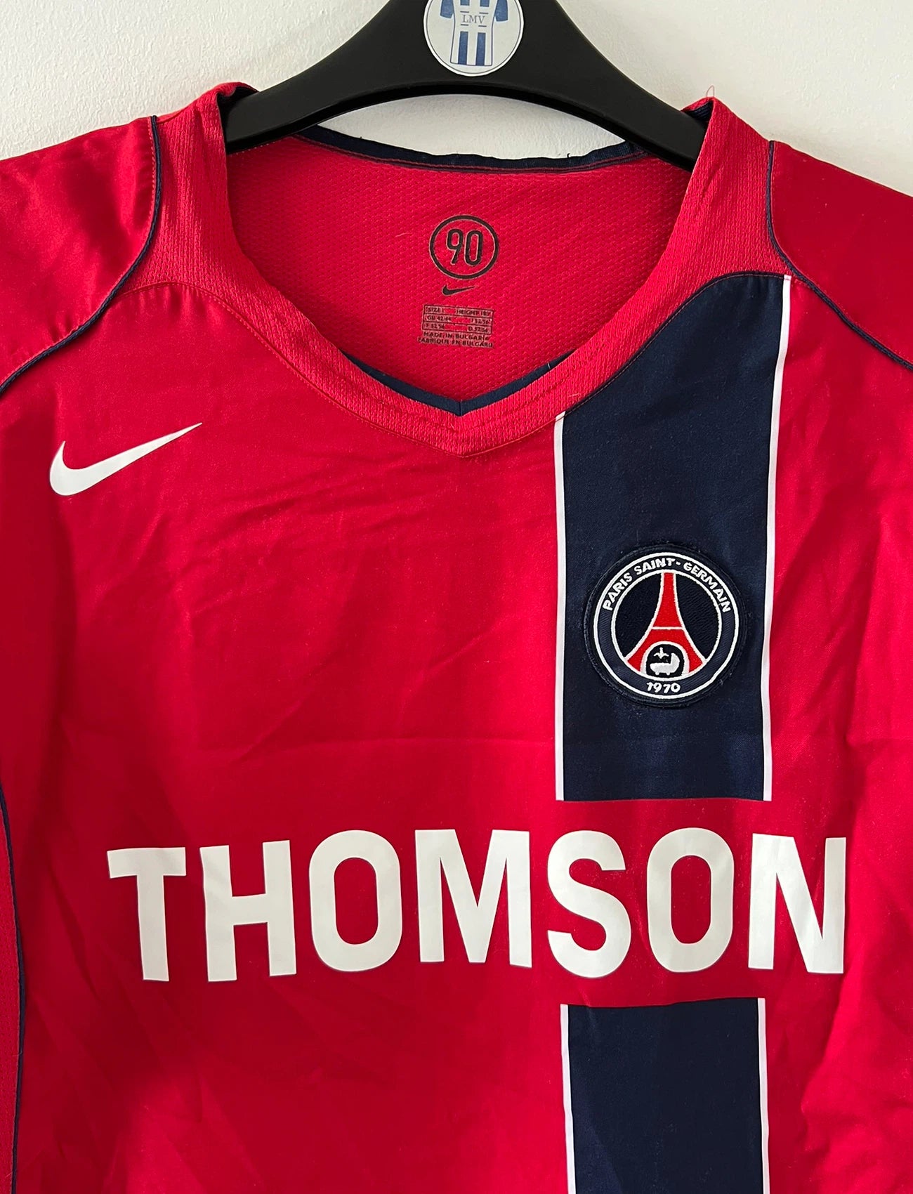 Maillot de foot vintage extérieur rouge du PSG de la saison 2004/2005. On peut retrouver l'équipementier Nike et le sponsor Thompson. Il s'agit d'un maillot authentique d'époque.