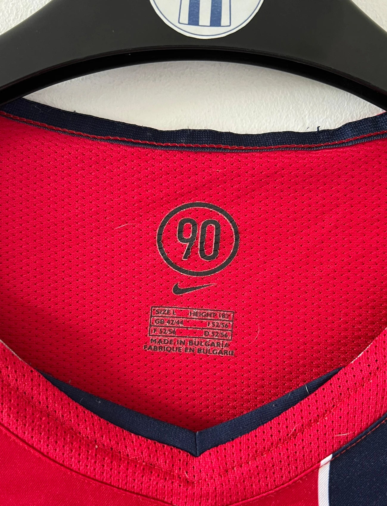 Maillot de foot vintage extérieur rouge du PSG de la saison 2004/2005. On peut retrouver l'équipementier Nike et le sponsor Thompson. Il s'agit d'un maillot authentique d'époque.