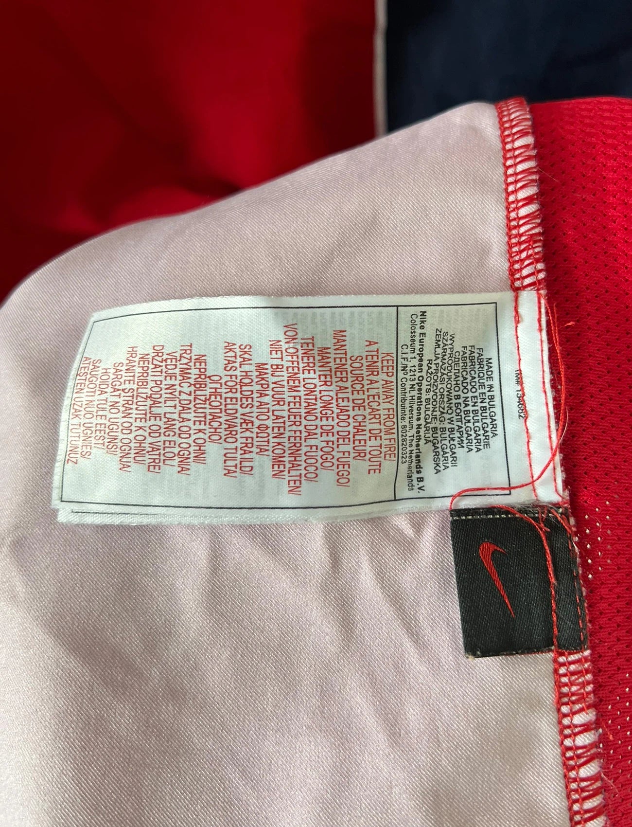 Maillot de foot vintage extérieur rouge du PSG de la saison 2004/2005. On peut retrouver l'équipementier Nike et le sponsor Thompson. Il s'agit d'un maillot authentique d'époque.