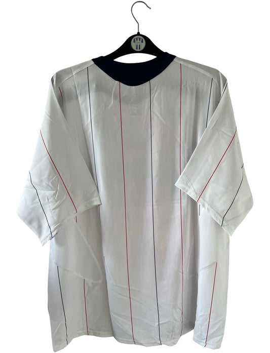 Maillot de foot vintage extérieur blanc du PSG saison 2005/2006. On peut retrouver l'équipementier Nike et le sponsor Thomson. Il s'agit d'un maillot authentique d'époque.