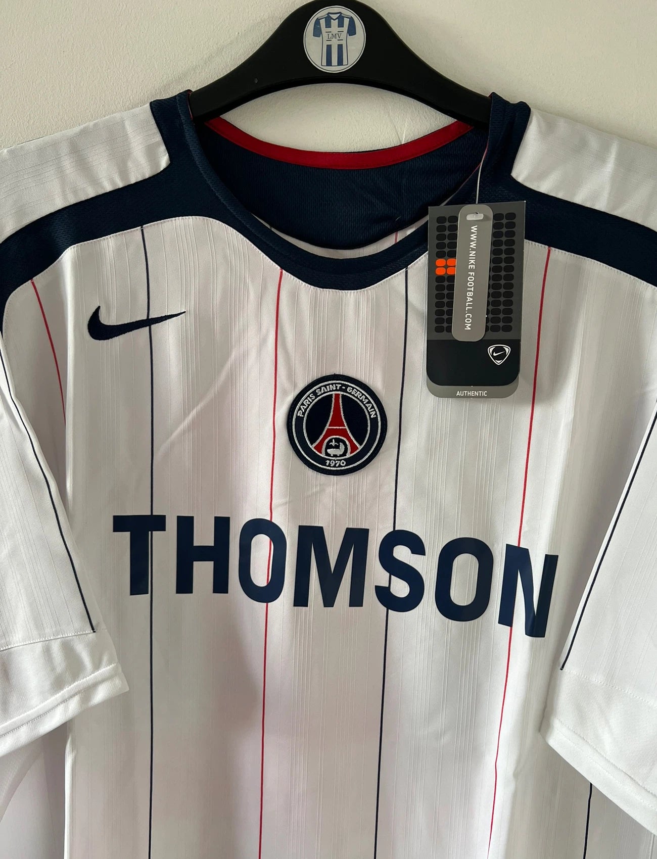 Maillot de foot vintage extérieur blanc du PSG saison 2005/2006. On peut retrouver l'équipementier Nike et le sponsor Thomson. Il s'agit d'un maillot authentique d'époque.