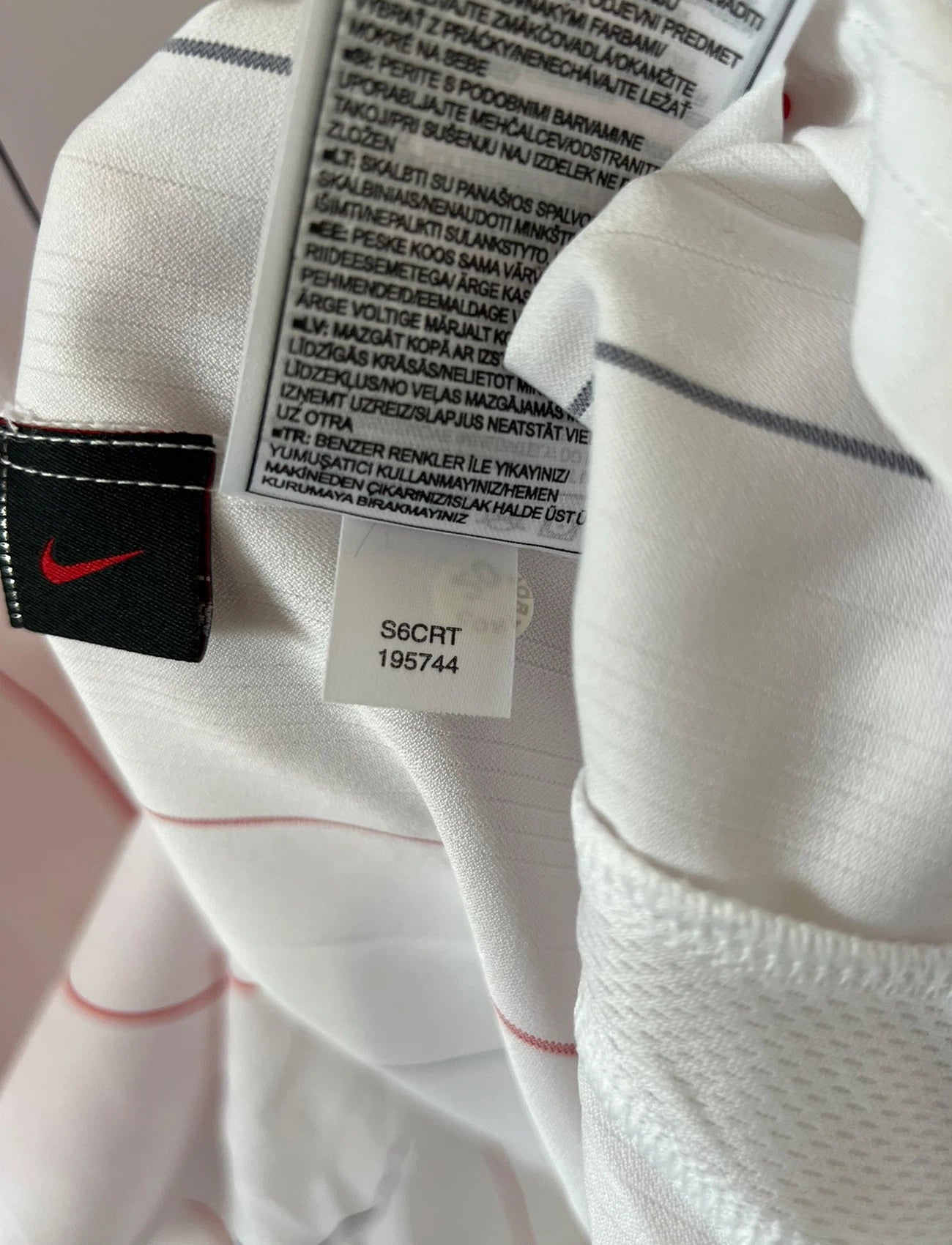Maillot de foot vintage extérieur blanc du PSG saison 2005/2006. On peut retrouver l'équipementier Nike et le sponsor Thomson. Il s'agit d'un maillot authentique d'époque.