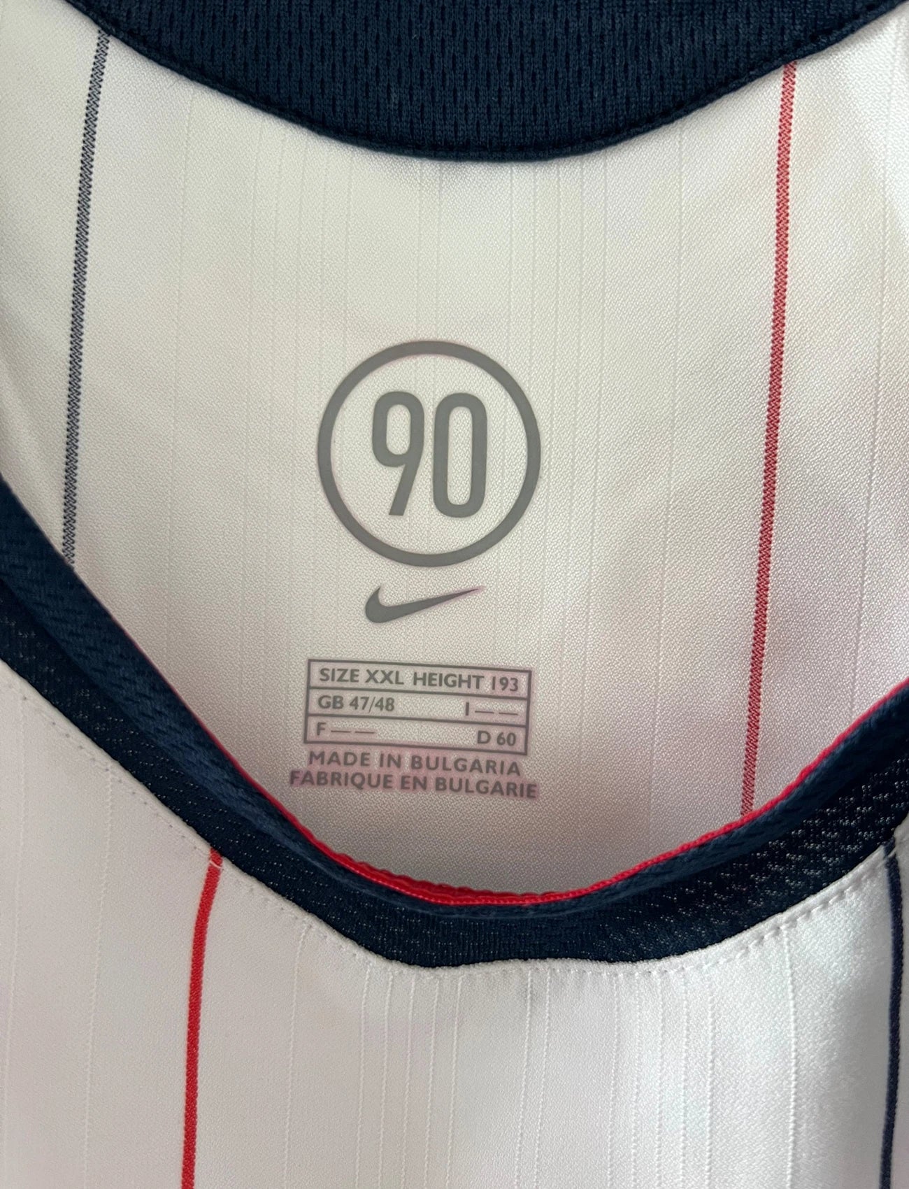 Maillot de foot vintage extérieur blanc du PSG saison 2005/2006. On peut retrouver l'équipementier Nike et le sponsor Thomson. Il s'agit d'un maillot authentique d'époque.
