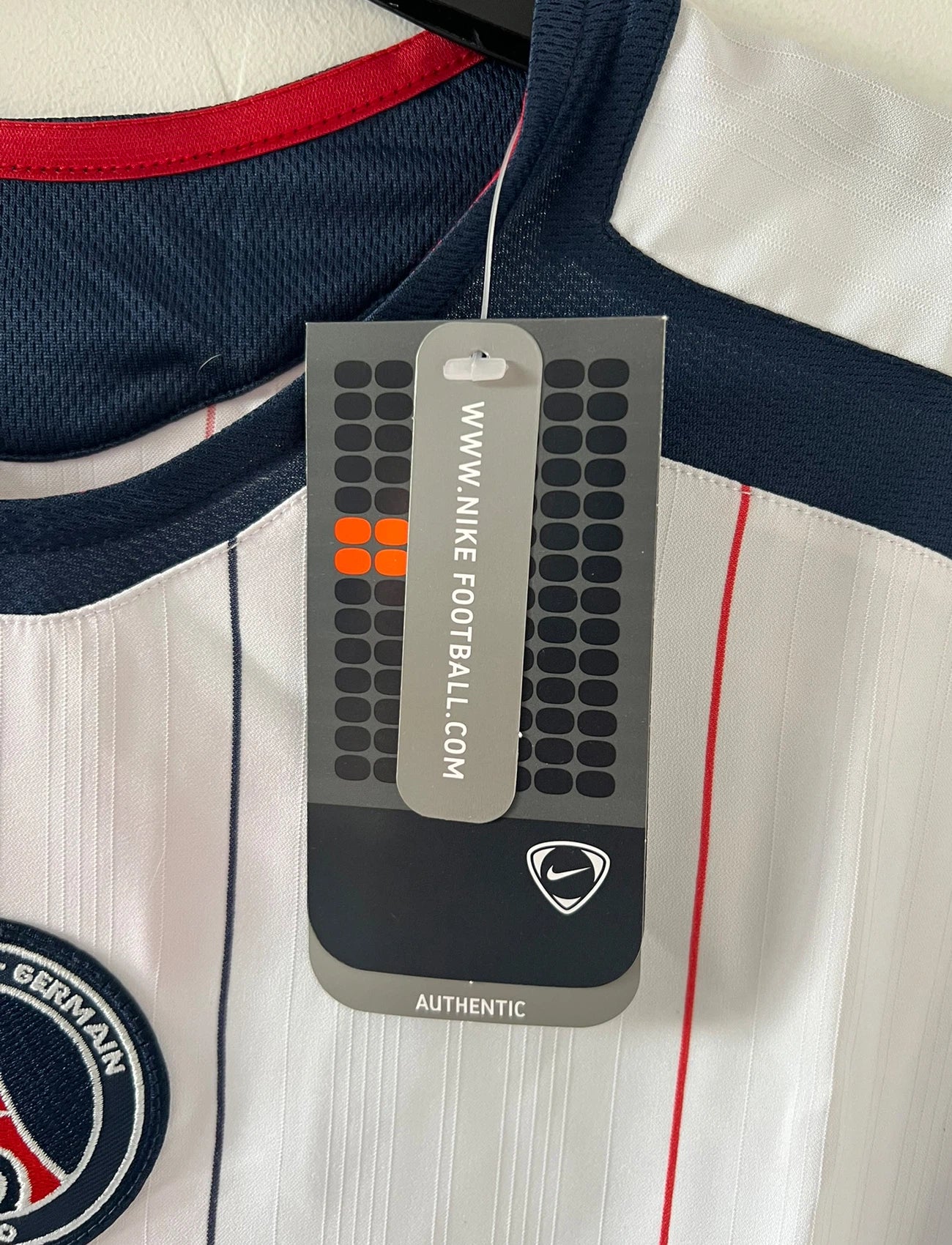 Maillot de foot vintage extérieur blanc du PSG saison 2005/2006. On peut retrouver l'équipementier Nike et le sponsor Thomson. Il s'agit d'un maillot authentique d'époque.