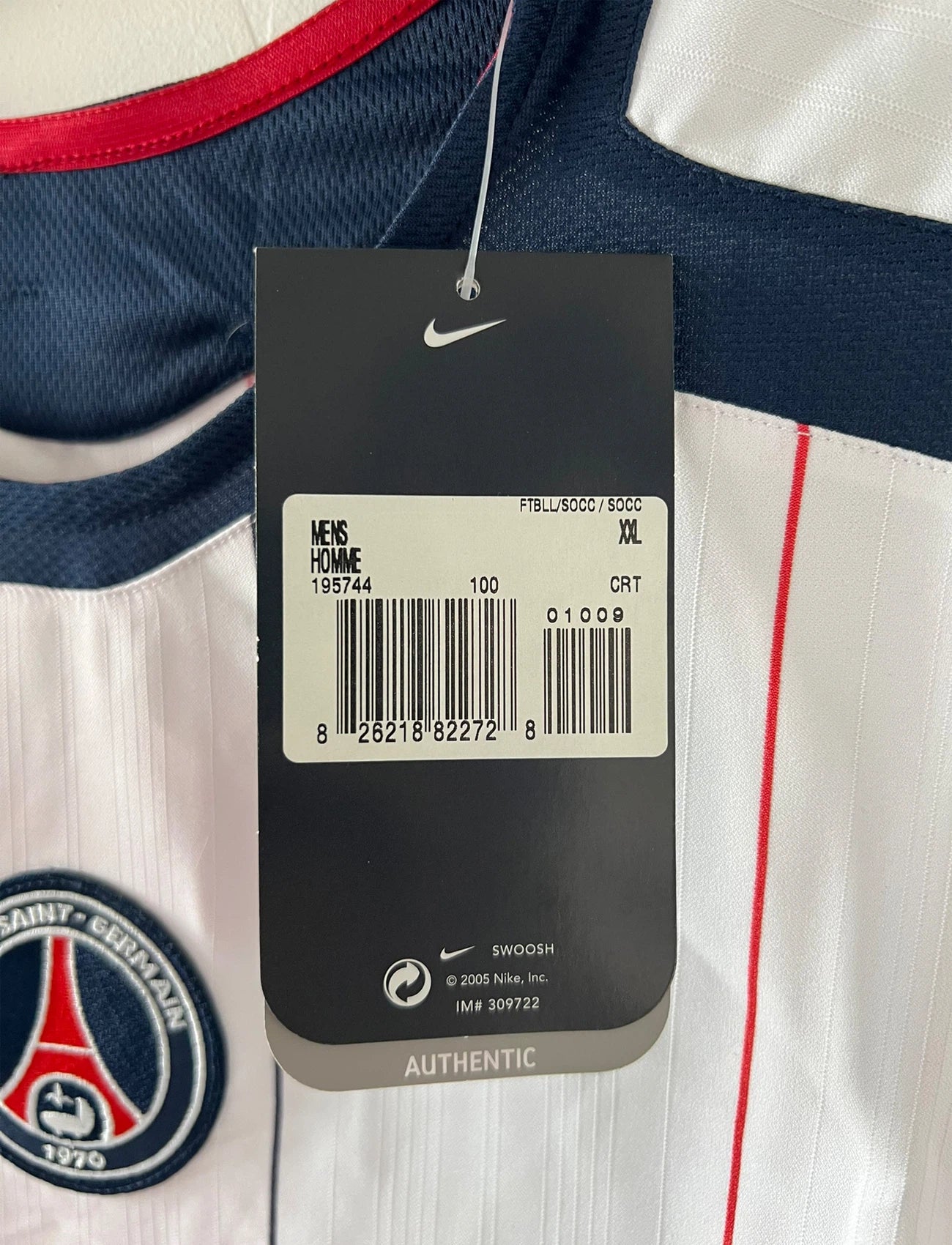 Maillot de foot vintage extérieur blanc du PSG saison 2005/2006. On peut retrouver l'équipementier Nike et le sponsor Thomson. Il s'agit d'un maillot authentique d'époque.