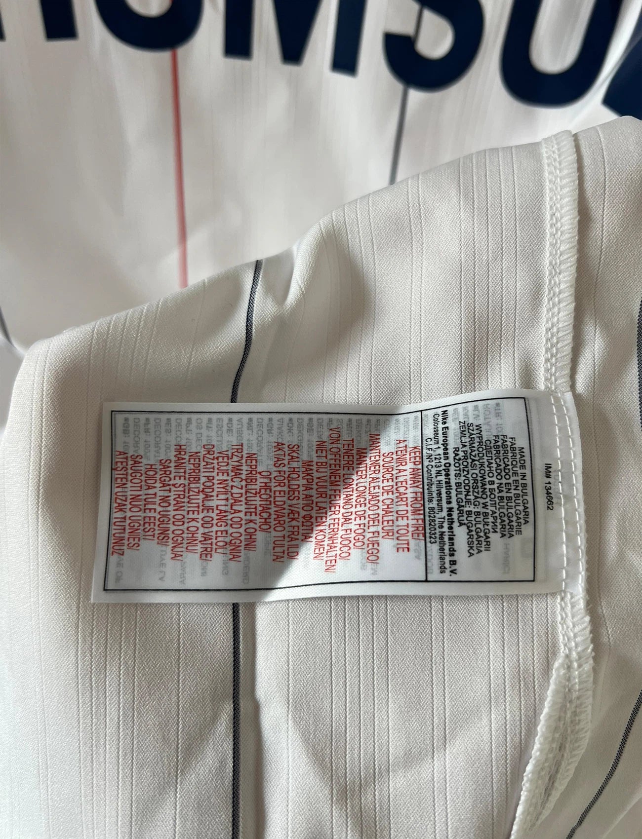 Maillot de foot vintage extérieur blanc du PSG saison 2005/2006. On peut retrouver l'équipementier Nike et le sponsor Thomson. Il s'agit d'un maillot authentique d'époque.