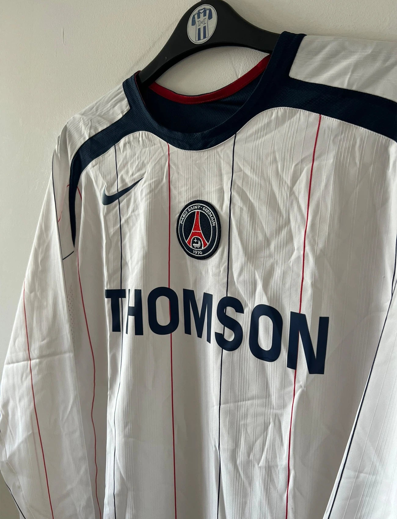 Maillot de foot vintage extérieur blanc du PSG de la saison 2005/2006. On peut retrouver l'équipementier Nike et le sponsor Thomson. Il s'agit d'un maillot authentique d'époque issu du stock pro du club.