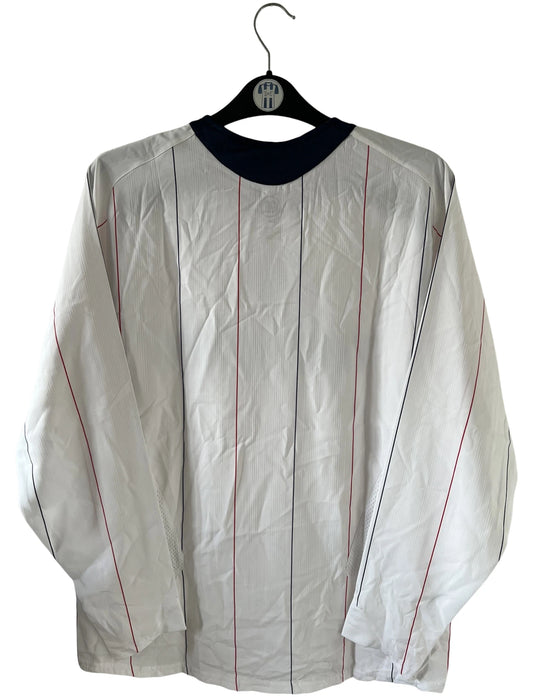 Maillot de foot vintage extérieur blanc du PSG de la saison 2005/2006. On peut retrouver l'équipementier Nike et le sponsor Thomson. Il s'agit d'un maillot authentique d'époque issu du stock pro du club.