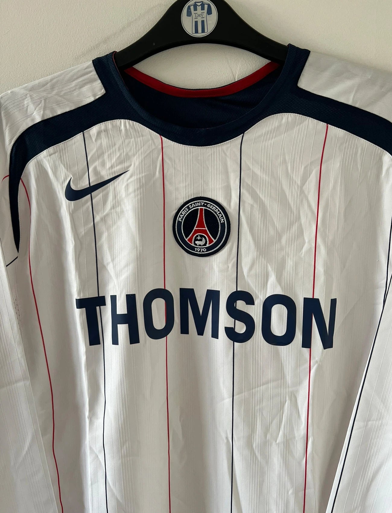 Maillot de foot vintage extérieur blanc du PSG de la saison 2005/2006. On peut retrouver l'équipementier Nike et le sponsor Thomson. Il s'agit d'un maillot authentique d'époque issu du stock pro du club.